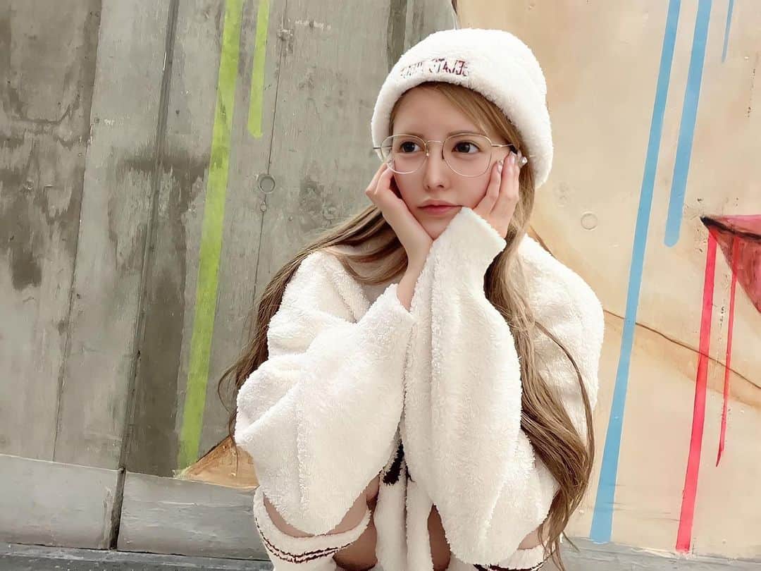 夏目こころのインスタグラム：「すっぴん眼鏡🥸 あ、コンタクトだけしてます。」