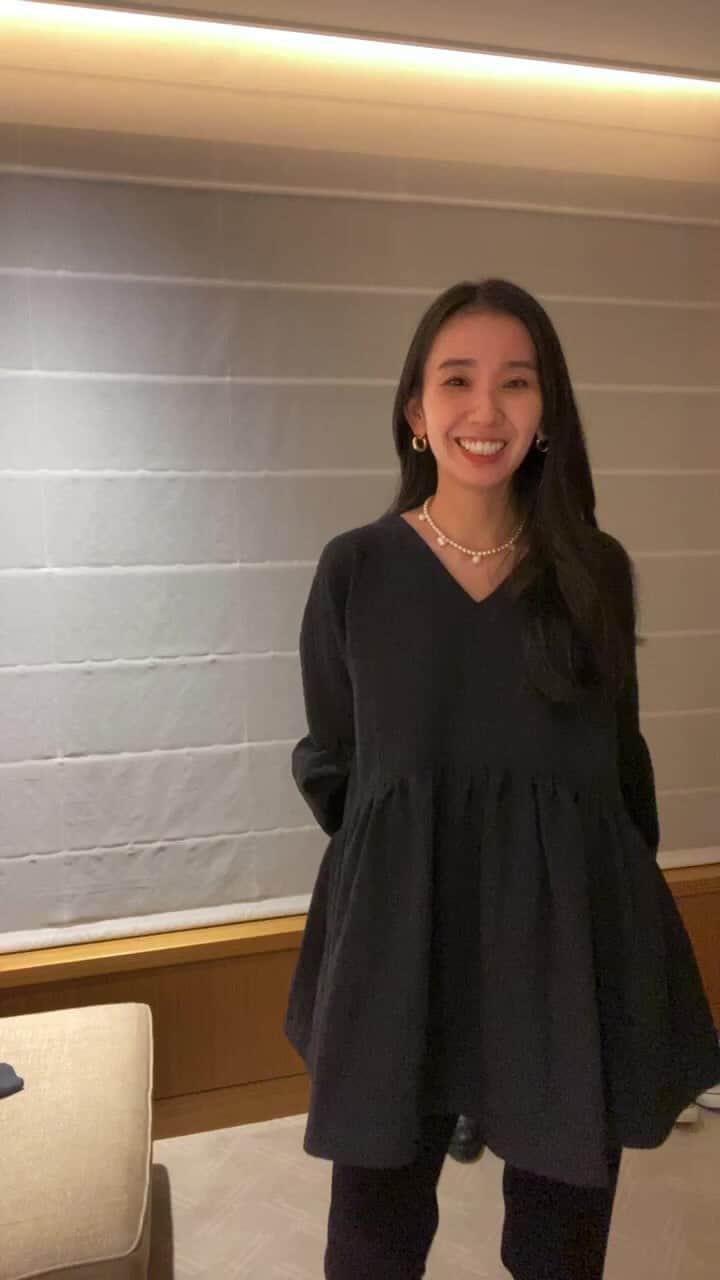 鈴木詩織のインスタグラム：「アクセとmeri再販LIVE♡with天の声さん💁🏻‍♂️  ⁡  ■meriコラボアイテム 10/20(木)20:00〜再販♡チュニック&タイ付きブラウス @meri.onlinestore   ■アクセサリー 10/14(金)〜18(火)まで受注販売ですっ♡ @timelessbijou_official  ⁡ ⁡ ⁡ ⁡ ⁡  #shiorin_styling#meri#ミリコ#ミーリー#秋ブラウス#timelessbijoux#タイムレスビジュー」