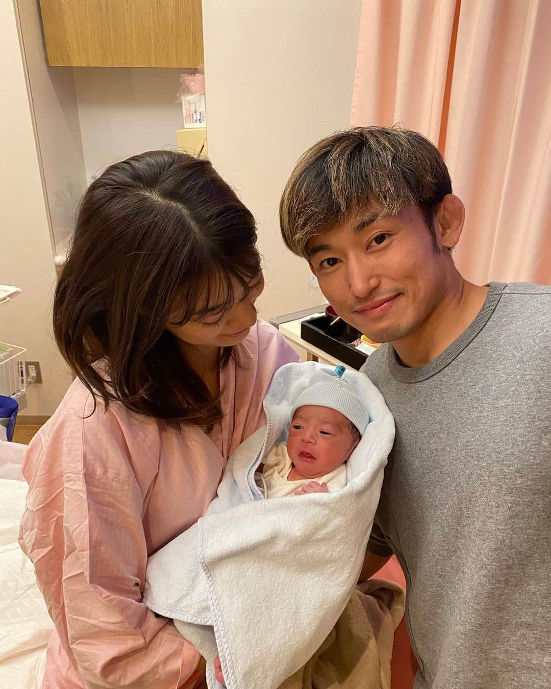 才賀紀左衛門のインスタグラム：「母子共に健康です 絵莉ありがとう  #家族 #親子 #子供 #赤ちゃん #健康」