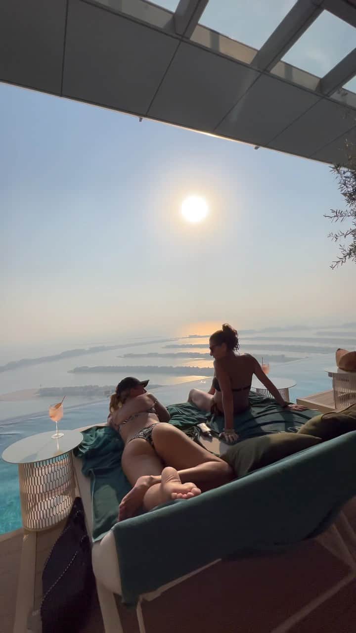 カタリーナ・オタルヴァロのインスタグラム：「#magicplace @auraskypool.dubai  ft. @lcsaxplayer」