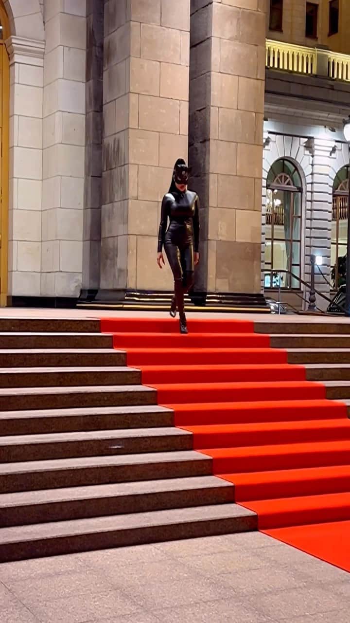 Nita Kuzminaのインスタグラム：「Я ОФИЦИАЛЬНО ОТКРЫВАЮ ПРОДАЖИ на свой курс «ИСКУССТВО СЕКСА» 🔞🔞🔞🔞 http://lp.oscarwomen.ru  Теперь вы можете оплачивать курс напрямую через сайт, БЕЗ заполнения анкеты!  Скорее переходите по ссылке В ШАПКЕ ПРОФИЛЯ и знакомьтесь с  программой курса (там предоставлена вся подробная информация по обучению), а также выбирайте подходящий для себя тариф! 💵  Курс «Искусство секса» - это мой авторский курс, который я создала для женщин и для мужчин (!), потому что знаю как доставить удовольствие мужчине, и как направить его, чтобы он доставил наслаждение мне! 🫦 Смело могу заявить, что являюсь секс-символом нашего времени, а также экспертом в области секса. Я расскажу вам все тонкости достижения высокого сексуального уровня!  Со мной ты полюбишь секс!  Я раскрою для тебя свои секреты, благодаря которым научишься воплощать в реальность все свои сексуальные фантазии! Тебя и твоего партнера ждут эксперименты и глубокое наслаждение!  Я сделала максимально доступный чек, чтобы каждый из вас мог себе позволить его приобрести 🙌🏼  ‼️ Но это еще не все! Женщины, которые хотят познать силу своей женственности и сексуальности, обрести уверенность в себе, полюбить себя и свое тело, и выстроить качественные отношения с мужчиной - я запускаю третий поток на свой авторский курс «Женщина Совершенство».  Перейдя по ссылке в шапке профиля вы сможете приобрести один из курсов или сразу оба. P.S. Я позаботилась о всех вас, поэтому оплаты принимаются из ЛЮБОЙ точки Мира! 🌏 http://lp.oscarwomen.ru」
