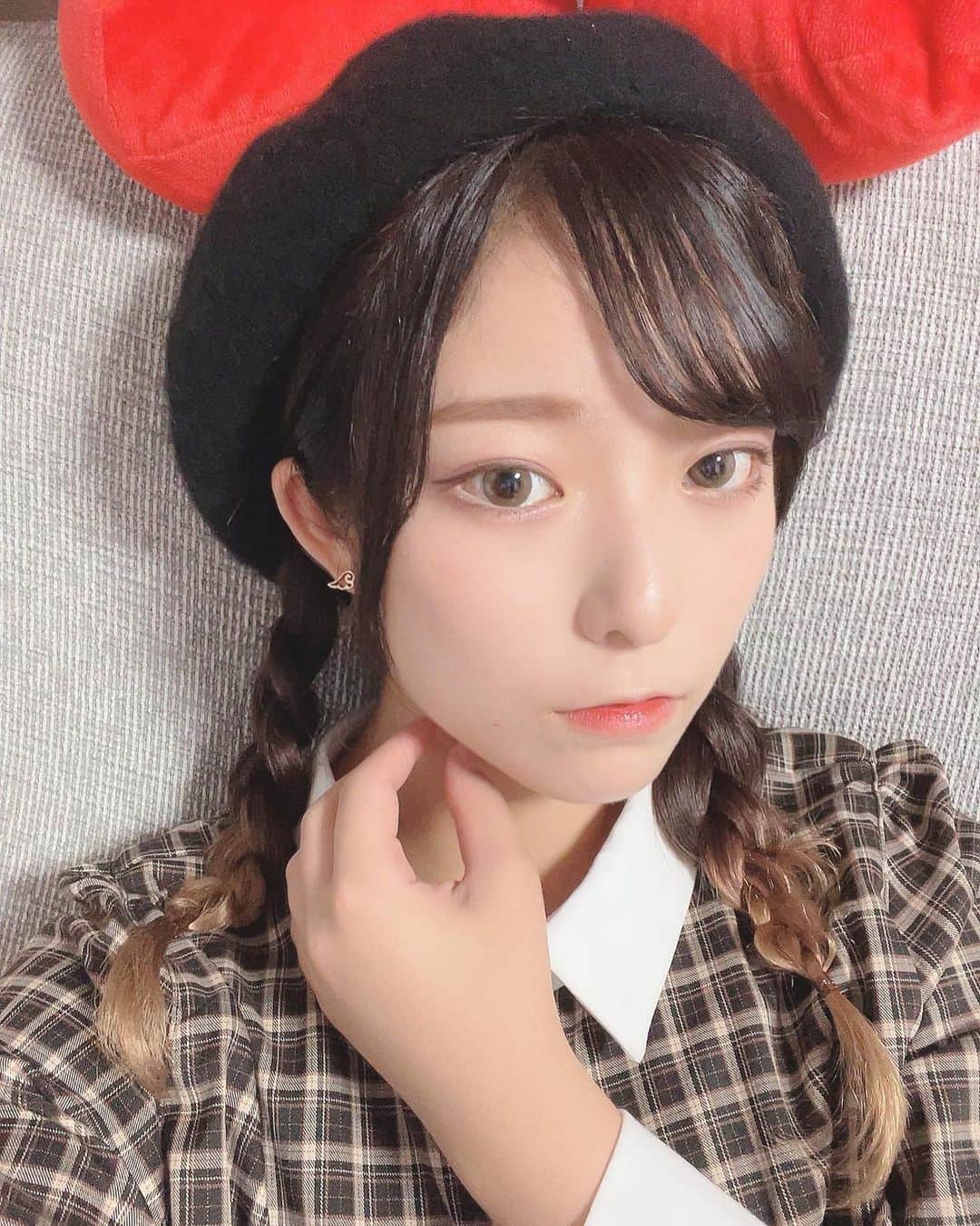 ちぃのインスタグラム：「ベレー帽の季節がやって参りました🍁 被るの久しぶりすぎて被り方忘れたけどこれで合っとんかいな😂 これを機に色んな色のベレー帽集めようかな🤔💭  カラコンはリトルハニップの ボブくんのブラウン👀  服の色とカラコンの色が秋っぽいね🌰🤤   #ベレー帽  #チェックシャツ  #セットアップ  #リトルハニップ  #秋にピッタリ  #三つ編み  #秋」