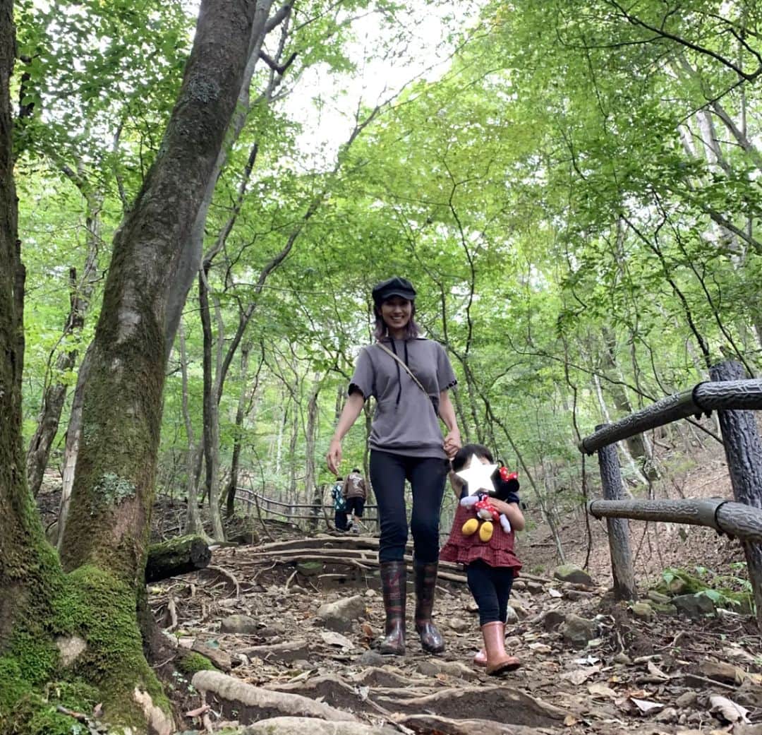 酒井千佳さんのインスタグラム写真 - (酒井千佳Instagram)「* 先月2泊3日で行った那須。  渓流とか滝とか農作業体験とか たくさんの自然とふれあってきたよ。  娘は 大好きなミニーちゃんと一緒で 終始テンション高く よく食べてよく歩いて ごきげんでした。  #子連れ旅行 #子連れのお出かけ #栃木旅行 #那須旅行 #木の俣渓谷 #おしらじの滝 #リゾナーレ那須 #農作業体験 #収穫体験」10月11日 22時18分 - sakaichikaaaa
