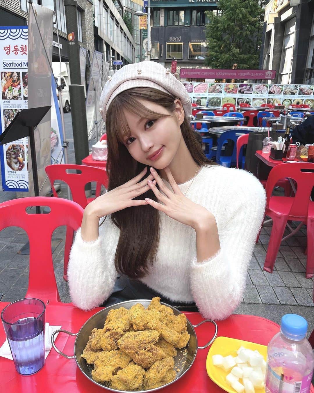 知本真以子のインスタグラム：「まゆみさんと #TMA 前にチキン😌 . 2年ぶりで行けなかった分 まだまだ行きたいところが沢山だし 懐かしかったり変わってたりで また行きたいので来月も行く！ 私のモチベーション🫶 . そして推しにまた会いたい！笑 韓国語も勉強しよ😂💙 . 渡韓についてDM何件か貰ったけど 10月からだいぶ緩くなって、かなりスムーズに行けました✈️ ただ飛行機はかなり高くなってるから、行きたい人は早めに取ることおすすめします🥹 .  #TMA  #韓国  #seoul」