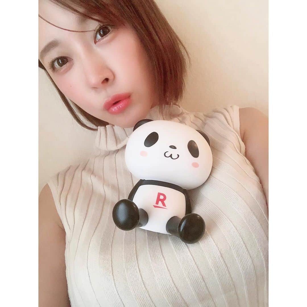 羽生アリサのインスタグラム：「楽天モバイルを使ってみて1ヶ月🐼📱🌸  データ利用量の料金が月980円（税込1,078円）〜MAXでも2,980円(税込3,278円）なのでやっぱりとってもお得でした☺️✨✨ ※通信速度制限する場合あり。エリア外最大1Mbps。通話料等別  電波は外出時、新宿、東京、立川など色んなエリアで問題なく使えました🐼📱💡 契約もWebで簡単にできて☺️👍⭕️ 節約したい方にお勧めです☺️✨✨  #楽天モバイル #PR  https://network.mobile.rakuten.co.jp/campaign/iphone-point/」