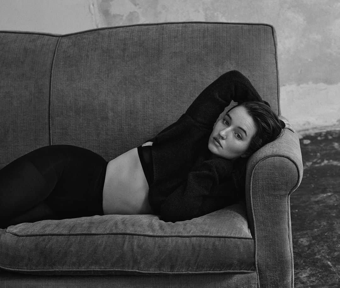ケイトリン・ディーヴァーのインスタグラム：「from @heroine_mag cover 🖤interviewed by @praisethelourd !! 📸: @blairgetzmezibov」