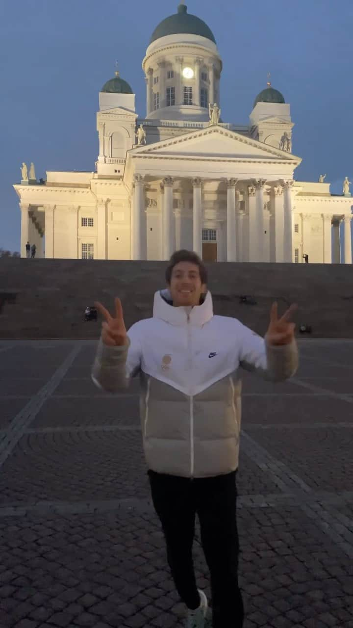 モリス・クヴィテラシヴィリのインスタグラム：「Helsinki 🇫🇮  Tradition😁  #moriskvitelashvili #finland #helsinki #cityaxel #helsingintuomiokirkko」