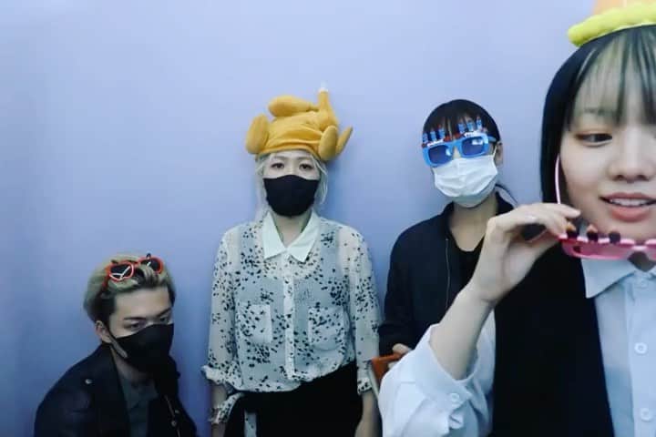 沢口千恵のインスタグラム：「✳︎  韓国旅行の投稿は これでおわりかな。  娘の誕生日に息子と妹と 家族みんなで인생네컷（インセンネッコ✳︎人生4カット） を撮りました  途中から表情のバリエーションで悩み 同じ顔で固まる妹にツボりました。 いつもクリエイティブに攻める姿勢が素晴らしいです。  私はスタンダードで面白みにかけるよね。  2枚目は参鶏湯。最高。 高麗人参と棗の美味しさよ、、。 （娘からそれはデジクッパの写真といわれたのでデジクッパです）  #인생네컷 #家族」