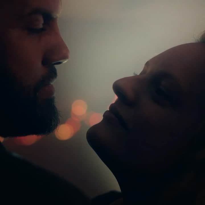 エリザベス・モスのインスタグラム：「June and Luke ❤️ @otfagbenle @handmaidsonhulu #thehandmaidstale directed by the insanely talented @supervives cinematography by my Captain ❤️ @nicdaleydp 👏🏻👏🏻👏🏻」