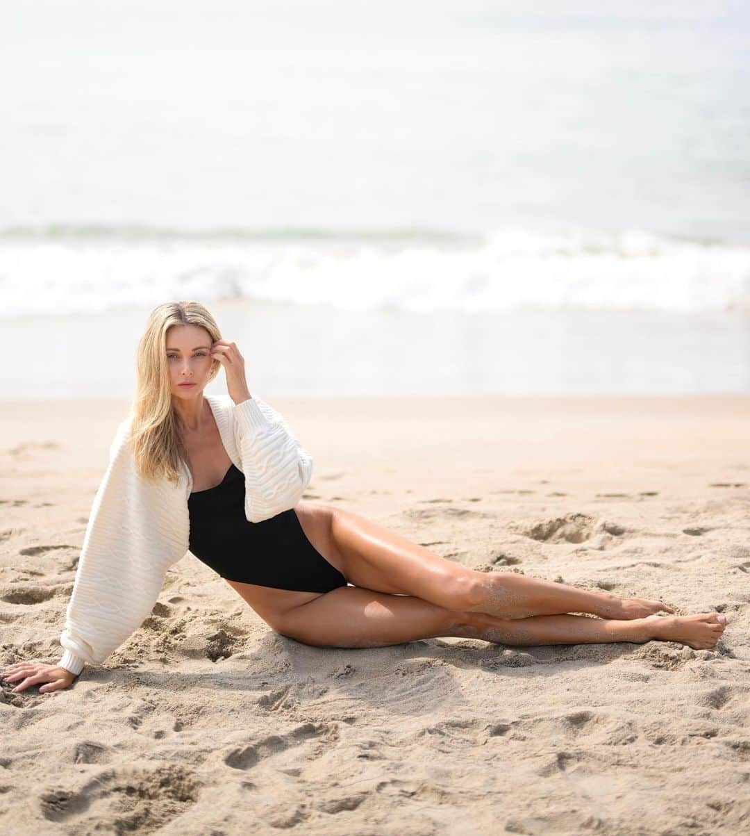 Ludi Delfinoさんのインスタグラム写真 - (Ludi DelfinoInstagram)「Soaking up the negative ions 🌊 Rocking the new drop @alo, ivory cable knit shawl 🤍🤍 📷 @wildcardphoto」10月12日 3時05分 - ludidelfino