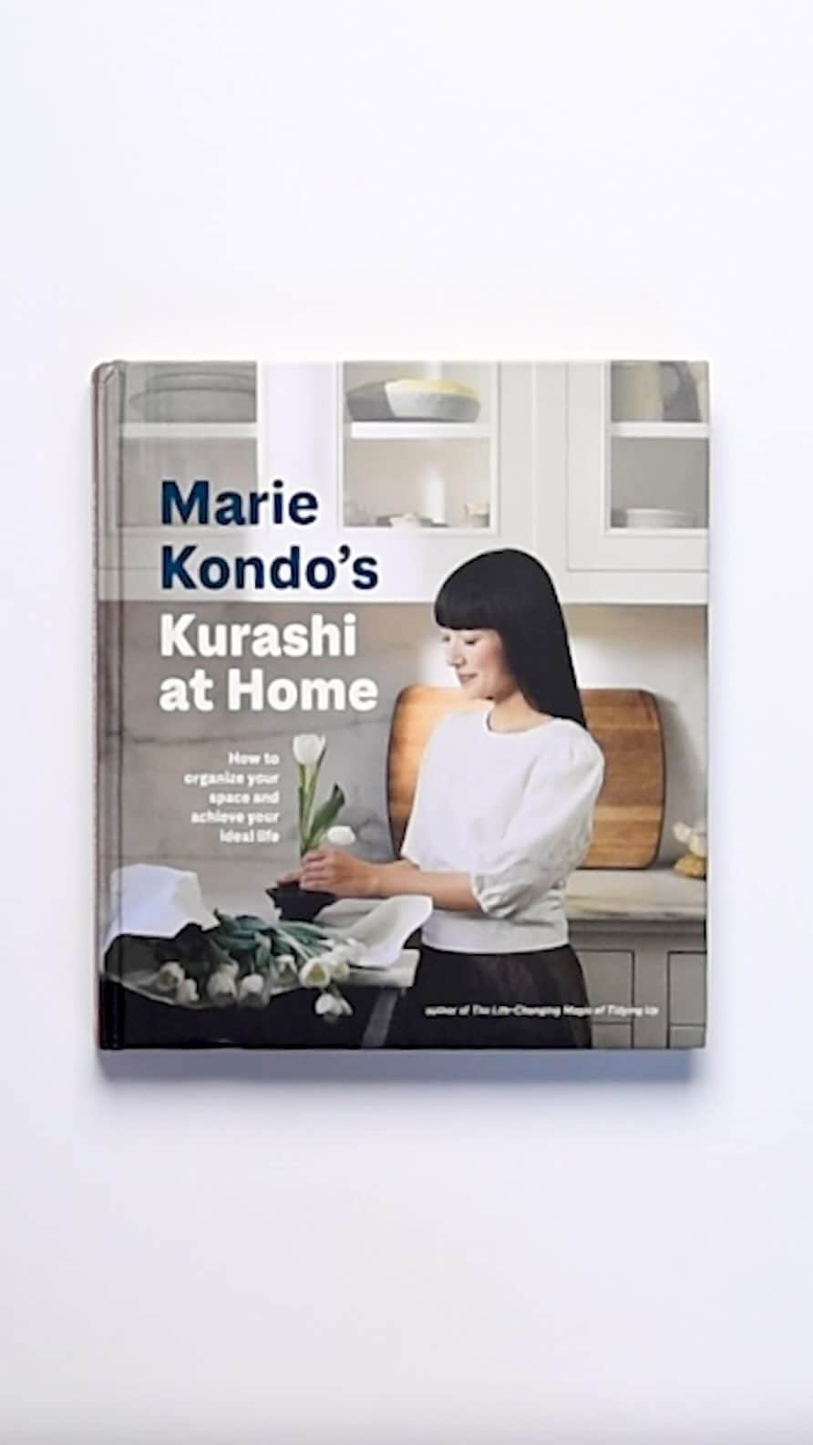 近藤麻理恵のインスタグラム：「My new book “Kurashi at Home: How to Organize Your Space and Achieve Your Ideal Life” comes out November 15th! This book was inspired by the Japanese concept of kurashi, or “way of life,” and will teach you how to embrace your ideal life from dawn until dusk. Pre-order your copy now by following the link in my bio.」