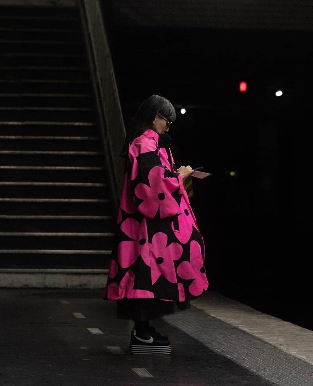 のインスタグラム：「at the metro station  Photo by @q_s067 @studio067_   コムデギャルソンのショーに向かう途中でパチリされました。多分メトロのホームです。  #streetstyle #pfw2022 #streetphotography #pfw #commedesgarcons #commedesgarçons #commedesgarconsaddiction #commedesgarconsmaster #peoplewearingcommedesgarcons #spring2023 #paris #parisfashionweek2022 #parisfashionweek #fashion #mode #photography #ootd   #ファッションスナップ #ファッションストリート #コムデギャルソン #パリファッションウィーク #パリコレ #ギャルソン好き #ストリートスナップ #ファッション #モード #ファッションショー #パリ #パリ生活」