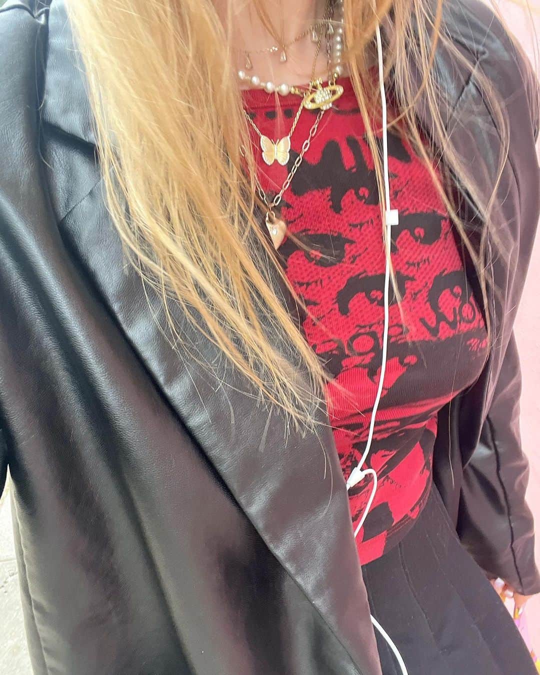 エラ・アンダーソンさんのインスタグラム写真 - (エラ・アンダーソンInstagram)「today and the past few days ish ?   shirt kindly gifted by @mingalondon 🤍」10月12日 4時09分 - ella