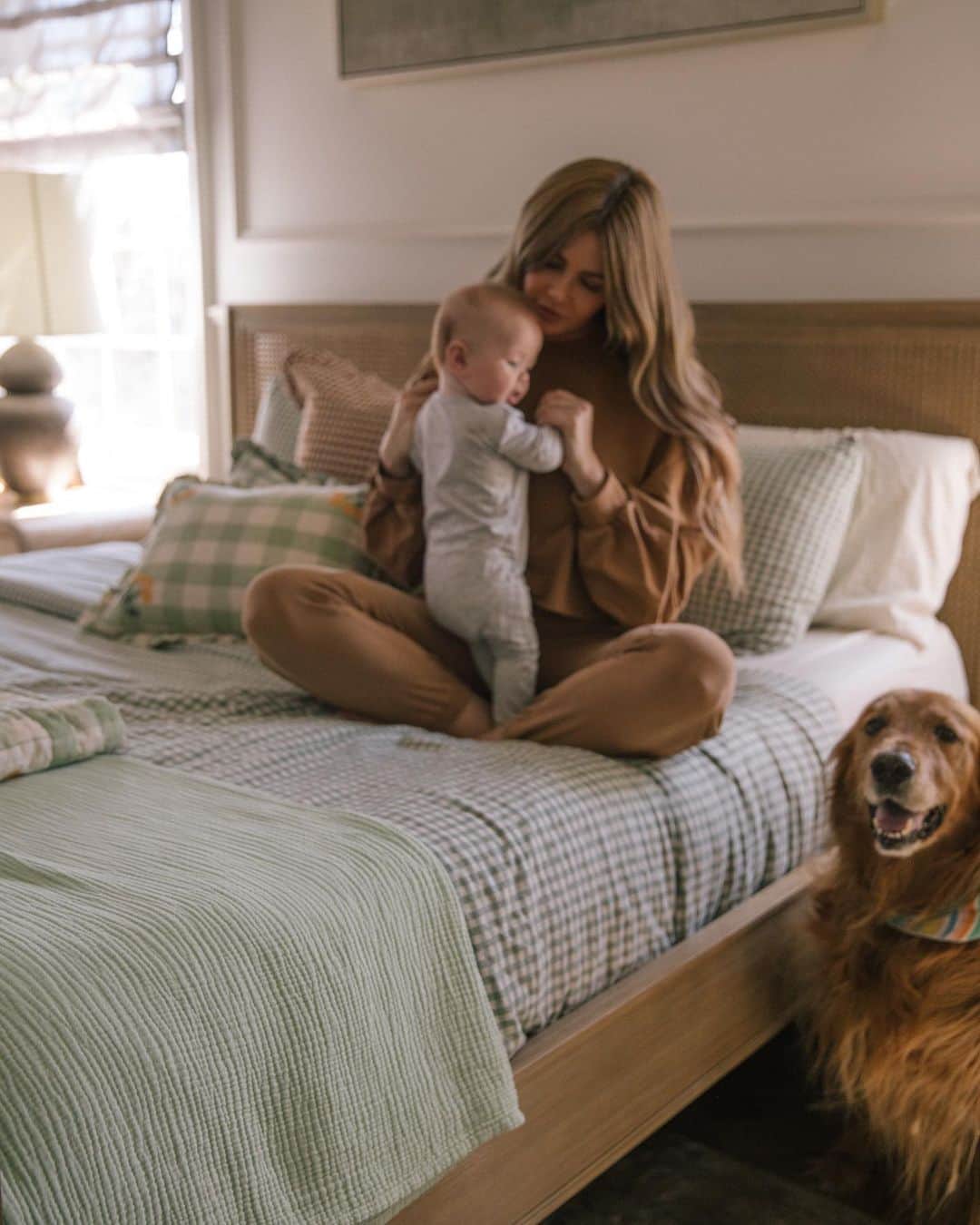 Amber Fillerup Clarkのインスタグラム：「We got @purple mattresses for the entire house when we moved in and we are obsessed with them. We always end the day with the whole fam laying in our bed after bath time while we cuddle & brush hair. They are the most cozy mattresses. Anyone who comes to stay with us always comments on how good they slept ❤️ we spend SO much time in our beds - for me it’s like my safe place if I’m ever feeling overwhelmed, I just go lay on my bed - it’s the best feeling to just get cozy in bed!  #purplesleep #successhappensovernight #ad」