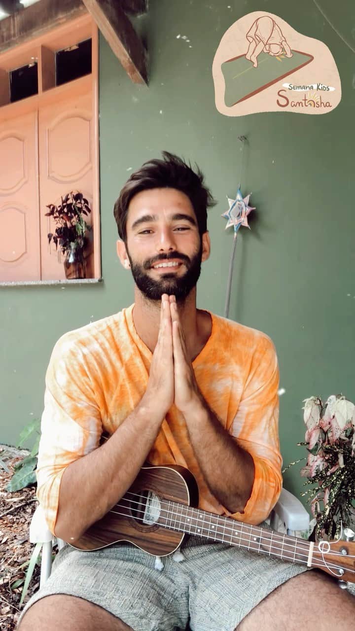 Ricardo Baldinのインスタグラム：「Uma das dicas de ontem para montar uma aula para crianças era fazer uso de músicas e instrumentos musicais… as crianças adoram e deixa o ambiente ainda mais descontraído!  Por isso, convidamos o Ricardo Baldin, que foi um dos professores da formação da Lele, para mostrar uma música pra lá de fofa pra vocês!   Ricardo tem uma filhota de 2 anos (linda linda!), sempre adorou crianças e fez um curso com Antônio Tigre de Yoga Kids. Foi voluntário na escola da comunidade de Algodões, que fica na Bahia, dando aulas de Yoga e Inglês. Hoje leciona Yoga Kids em YTTs (treinamentos para professores de Yoga).   Salva essa musiquinha (em português, espanhol, inglês e francês 🤓) para cantar para os pequenos, ou pra você 🫶  #yogakids #yogabrasil #yogamusic #yogajourney #yogajournal」