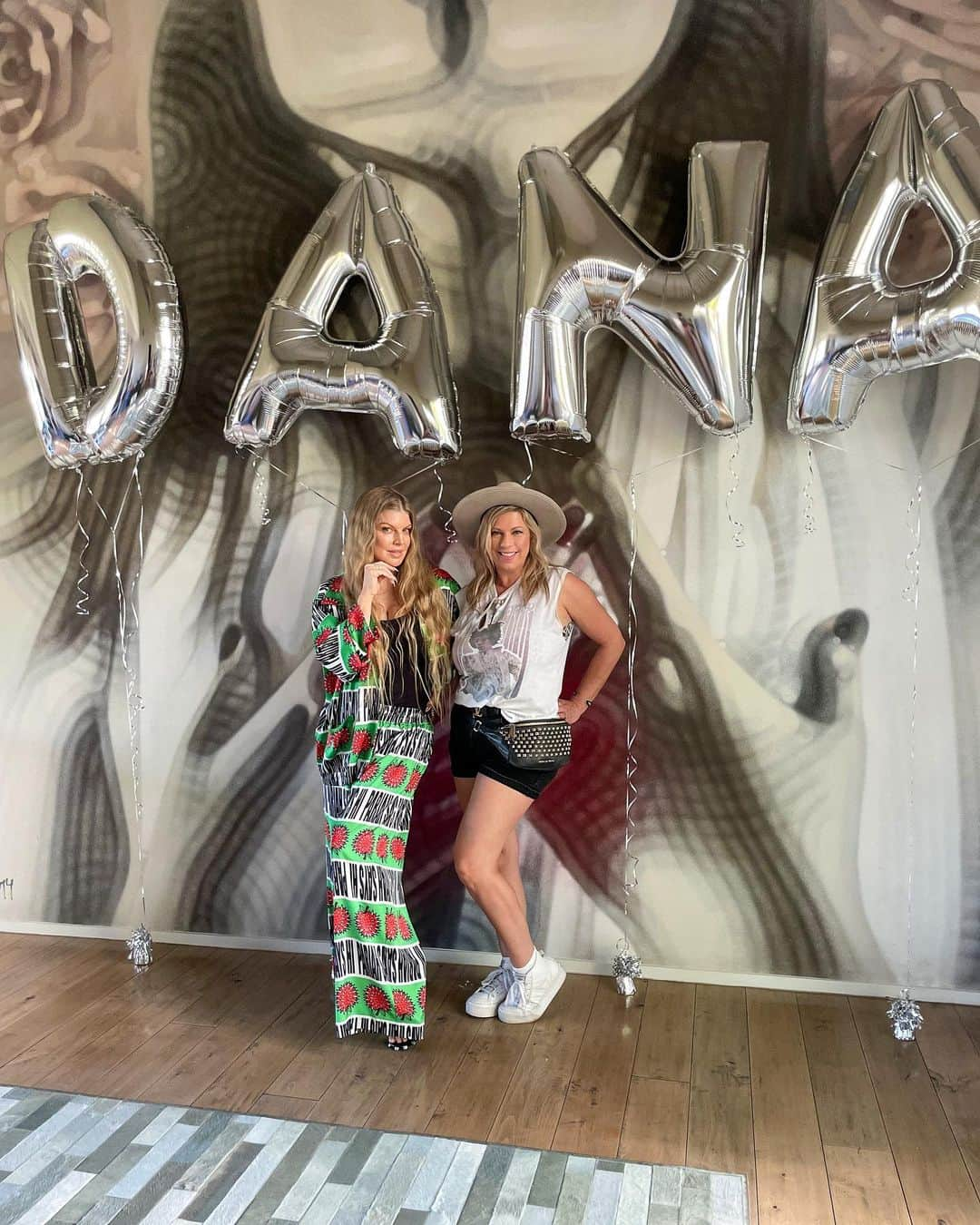 ファーギーさんのインスタグラム写真 - (ファーギーInstagram)「Happy Birthday to the raddest, most supportive, beautiful sister in the world @danamferg I love you D-Ball 🎂🎂🎂🎂」10月12日 6時50分 - fergie