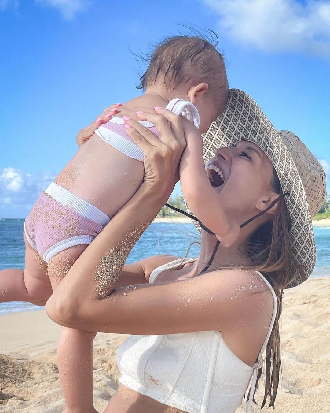 のインスタグラム：「写真は全然関係ないのですが  わたしは言いたい みんなにありがとうを！！！  先日のわたしのインスタライブ中のみんなからの優しいコメントに、こんなにもわたしは応援してもらっているんだと本当に嬉しくて感動して。。。🥹💘 アーカイブ投稿のコメントも、ありがとう🥺💘  わたしの人生は、一番上の子を妊娠してからガラッと変わりました。 本当の豊かさとはなにか？と考えはじめ、ものごとの本質と向き合うようになり、それと共に責任と、そして自由を初めて感じました。  この時代、仕事をして収入を作らないと生活ができない。だから仕事はマストでする。でも、今までと180度違って見えるこの世界で、わたしはどんなふうに生きて、どんな仕事をしていくのか。  わたしは中学生のころから芸能界で生きてきて、数えきれないほどたくさんいる〝いつかわたしのクライアントさんになるかもしれない企業‘’にとってマイナスになるような発言はしないように叩き込まれて生きてきました。  自分や自分の子どもたちを守るためには、誰かにとって不都合になる『本当のこと』は言わず、わたしにとっても都合のいいことだけを発言して生きていたほうが無難なんじゃないかと、自分自身も正直思ったこともありました。  でもこの膨れ上がった社会課題に対して小さくても自分にできることがあるかもしれない。問題を見てみぬふりして自分たちだけを守ることが本当の幸せではないと感じ、完璧にはできなくても自分のできることをしていこうと決めました。  こんなふうに偉そうに言っても、ゴミも出してしまうし、子どもたちにたまにはおもちゃも買い与えてしまうし、ネイルだってしています。自分たちはお肉を食べないけど、保護した猫たちには誰かが作ってくれたお肉のキャットフードも、悩みながらもあげている。  それでも、昔の生活といまでは比べ物にならないほど無駄にしているものも減ったし、地球を汚してしまうことも減りました。  少しも地球を汚さず生きていけたら最高だけど、この時代を生きていく以上服も着なければならないし、移動には車や飛行機も必要だし、少しも地球を汚さず生きるのは不可能で。地球上の全ての人たちが明るく楽しく生きることだってとっても大事なことだから、誠実な範囲でファッションや持ち物にもこだわっていいと自分にも全ての人に対しても思って生きています。 そしてその誠実の範囲は、人それぞれ違うことも。  できることを、できる人が、できるときに。これはわたしが思う、地球環境を今すぐ少しでもよくしていくための呪文です。 どんな小さなことでも、みんなで意識していけば必ず大きな渦になる。  温暖化は進み、世界的に貧富の差も広がり、動物たちは駆除されたり保護されたりわたしたちの都合で支配され、陸上の野生動物は陸上の生き物全体のたった4%に減少し、その4%も絶滅の危機に追いやってしまっている。  肉食動物が獲物を食べることは当たり前だし、保護猫たちには生きるために他の命を与えなければならない。わたしはお肉は食べないけれどお魚はいまでもときどき食べていて、もしかしたらこの世界で全ての生き物が平和に命を全うすることは不可能だということのほうが自然なのかもしれない。 それでも全ての命の尊厳を守り、敬意を払って生きていきたいと思うし、全ての生き物がその命が終わる瞬間まで幸せであることを願ってる。  どんなに理想を言ったって矛盾してしまうときもあって、それでもそのときの自分にとっての正解を模索しながら、楽しく、幸せに、思いやりを持って自分にできることをしていきたいと思っています。 子どもたちの未来に希望をみつけていられるように。  長くなってしまった。。！ すぐ語っちゃうから🥹 ごめんね笑  とにかくなにが言いたかったかというと、わたしを受け入れてくれて、応援してくれて、本当にありがとうございます。 どれだけ励まされ、大きな力になっているかわかりません。  みんな、いつもほんとにありがとう😊 また意味ないライブもたくさんするから遊びに来てね！ みんなで学び合いながら、思いやりに溢れた世界にしていきたいな☺️🤍」