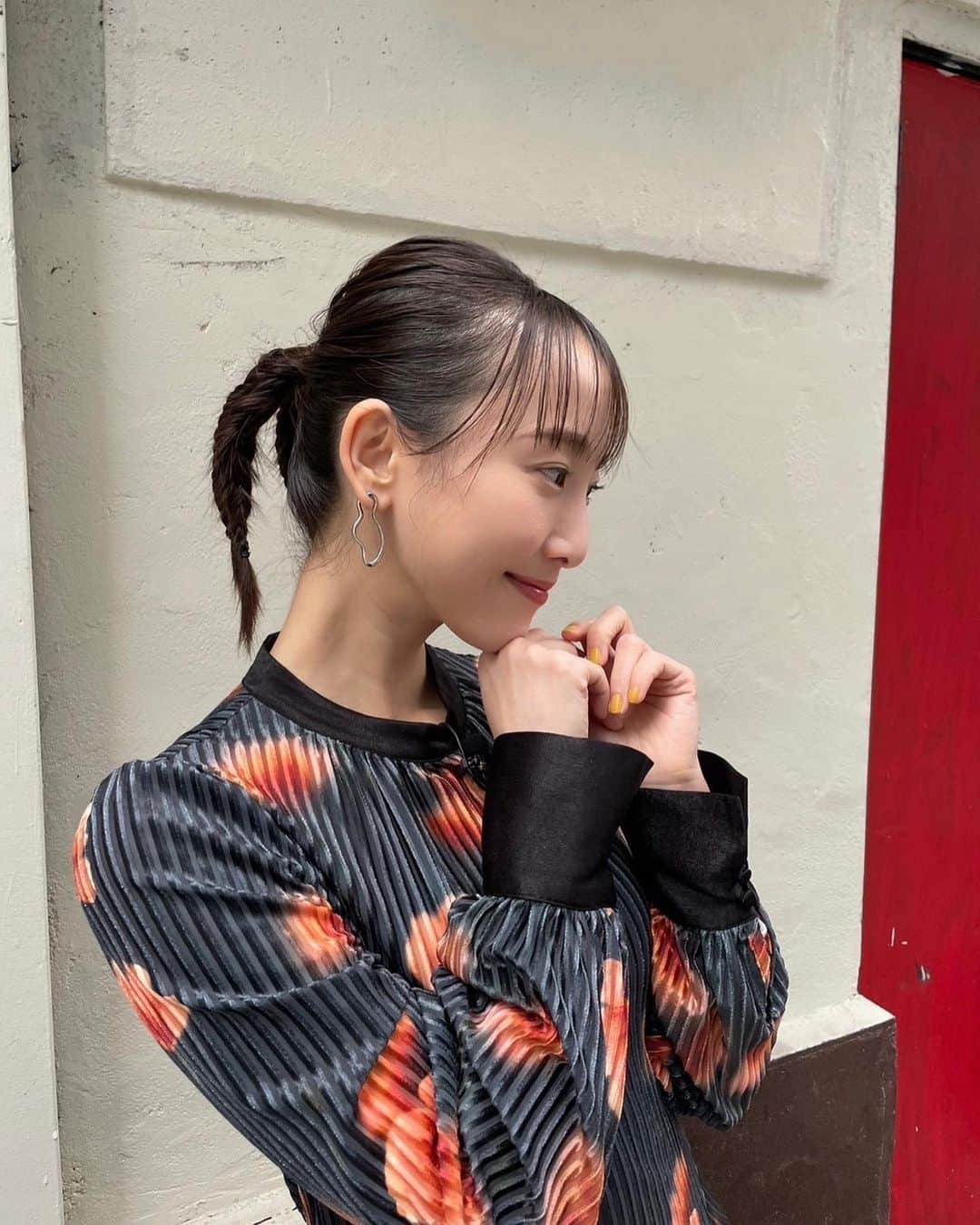 松井玲奈のインスタグラム：「先日、台湾エクセレンスの『偏愛台湾』という配信番組に出演しました。 大好きな台湾のお話をたっぷりし、さらに素敵な商品まで紹介していただいて、、、早くまた台湾を訪れたいなという気持ちが沸々。 ああ！恋しい！ この日お弁当でいただいた、魯肉飯がびっくりするくらい台湾の味で、一口食べて感動の松井でした。  ヘアスタイルは三つ編み三本。 ぴょこっとして可愛いです。」