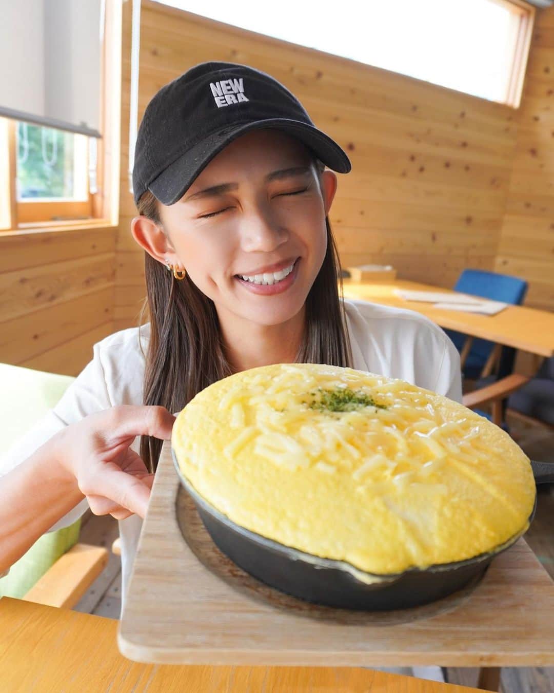 坪井ミサトのインスタグラム：「坪井デジカメを手に入れました📸 写真撮るのが楽しい〜🫶 @workout_misato も捗ります🔥  そして、このインパクトしかない 卵料理はmorningに頼んで ボリューミーすぎたよ🥚  #朝活 #朝活大好き #morning #たまご料理 #food #foodie #早起きは三文の徳」