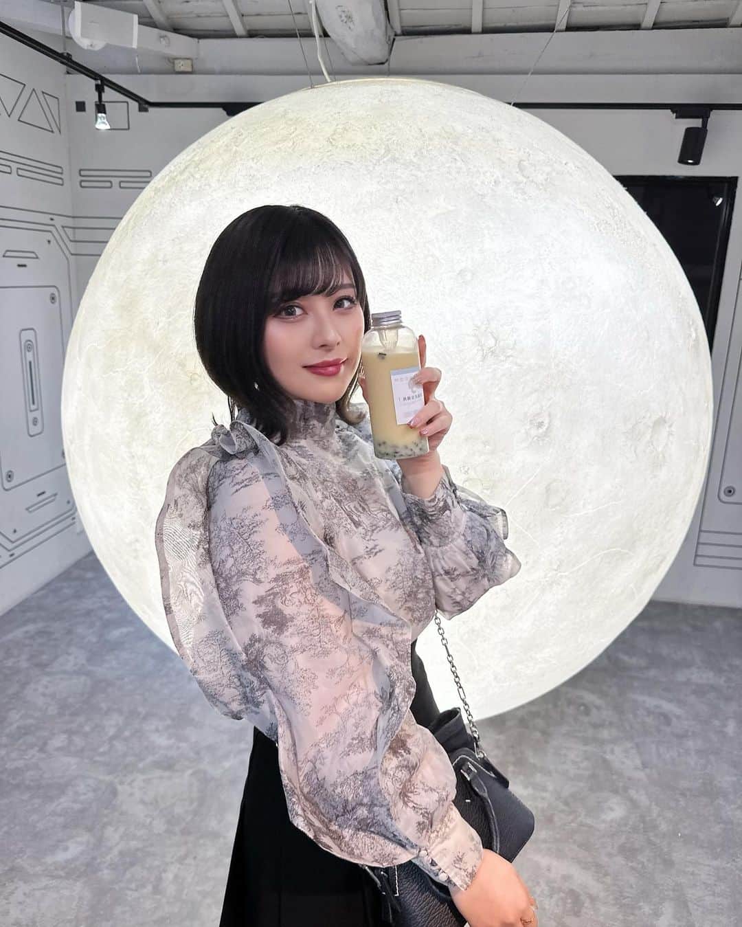 佐藤栞のインスタグラム：「大阪のお月様のあるカフェに☕️🌕  お茶もこだわりのものから効果を見て選べて、 持ち運べるボトル入りで便利！ とってもおいしーでした😊  #大阪 #大阪カフェ #カフェ #moonkery」