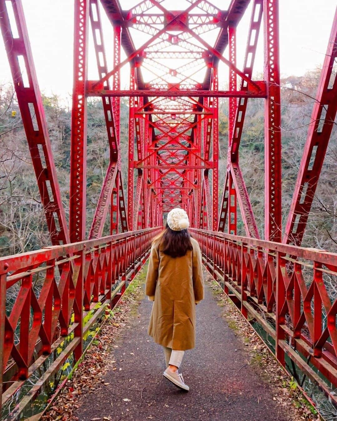 Stayway女子のインスタグラム：「【📍広島県・庄原市】 ——————————————— 真っ赤な鉄橋が印象的な #帝釈峡  紅葉の名所として知られ、美しい自然の見どころがたくさんあります🍁💛 ——————————————— 素敵な女子旅をされている方をご紹介させていただきます！✨ こちらの写真は @moe_matsui さんがアプリへ投稿してくださいました😄魅力が伝わってくる素敵な投稿ありがとうございました🎵 ⁡ #Stayway女子旅 というハッシュタグをつけて是非投稿してください♪ Instagramにてご紹介させていただきます！ ——————————————————— AppStore又はGooglePlayで「stayway」を検索！トラベルクリエイターがリアルな口コミを情報発信！エリアでの絞り込みや位置情報でも投稿を探せます😌  ステキなお出かけや旅の思い出を記録していきましょう🎵優先的にインスタでシェアさせていただきます！ ——————————————————— 📍帝釈峡 広島県庄原市と神石高原町をまたがる「帝釈峡」は、国の名勝にも指定されている広島を代表する景勝地です🌞  見所もいくつかあって、赤い橋の神龍橋や自然にできた天然橋の雄橋など、自然の中を散策するのが楽しい場所です🌿　ちなみに、この雄橋は世界三大天然橋のひとつだそう！  帝釈峡は、広島の紅葉の名所のひとつでもあるので、紅葉の時期に訪れるのも◎🍁  結構歩くので動きやすい服装がいいです🙆‍♀️ ————————————————— #stayway_girls #stayway_hiroshima #広島観光 #広島旅行 #庄原 #庄原観光 #紅葉狩り #女子旅 #広島女子旅 #東京カメラ部 #旅行好き #国内旅行 #プチ旅行 #週末旅行 #フォトジェニック #フォトジェニックスポット #映えスポット #絶景スポット #紅葉の名所 #秋旅行」