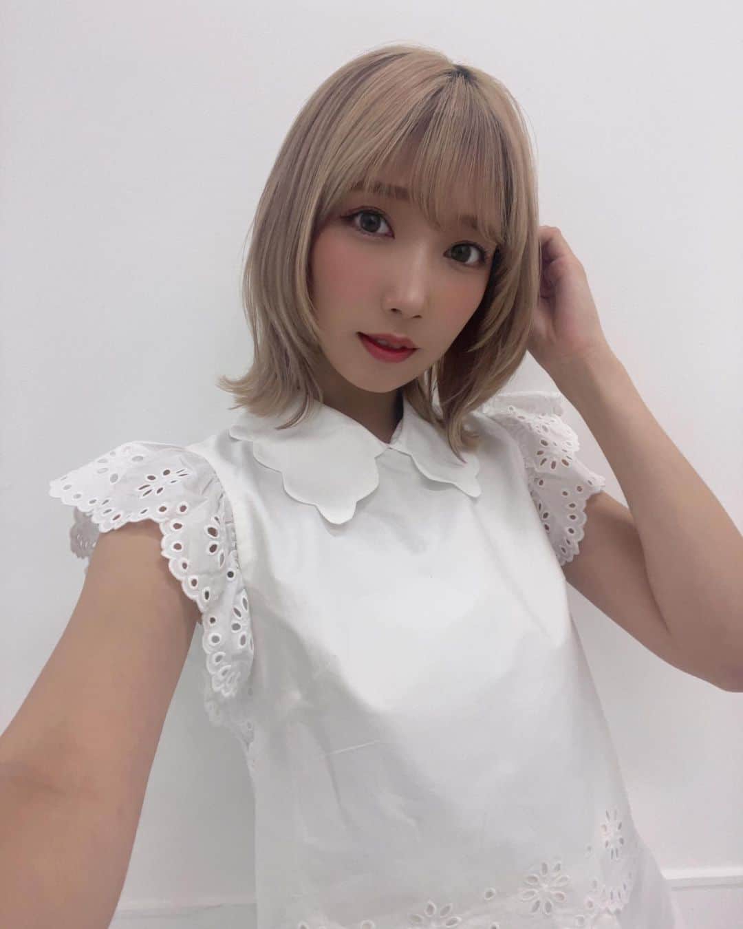 霜月めあのインスタグラム：「#ゼロイチカレンダー2023 今年もカレンダー撮影呼んでいただけました！ みんなの応援のおかげ🥲🥲💚  なんか今年は、清楚な白衣装🥳🌟」