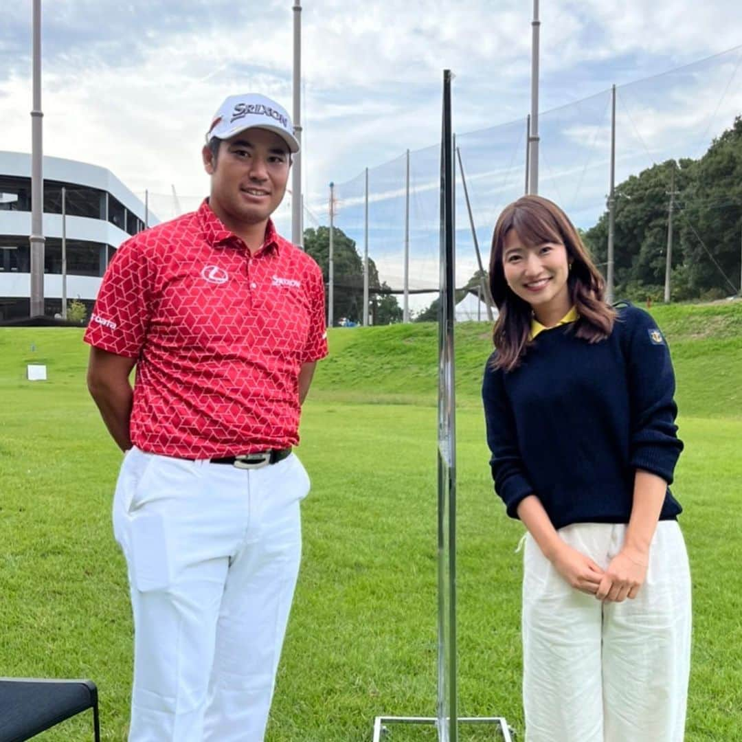 安藤萌々さんのインスタグラム写真 - (安藤萌々Instagram)「明日開幕するZOZOチャンピオンシップ！⛳️  約1年ぶりに、松山英樹選手を取材させて頂きました✨  練習ラウンドも見させて頂き、とっても嬉しかったです😌今日放送予定です！  そして、今日から始まったプロ野球クライマックスシリーズ、ファイナルステージ。松坂大輔さんの解説でたっぷりお伝えします！💗 そして、Ｊリーグ優勝が決まるかもしれない今日！⚽️熱くお伝えします！  ⭐️放送後追記⭐️ 放送では伝えきれなかった注目ホールを、より詳しく紹介します👇🏻松山選手に攻め方を伺いました！  ☆過去のラウンドで1番バーディーを奪っている6番パー５について(19年：〇―〇〇／21年：〇―〇◎) →練ランでは池に入れたショットもあったそうで、イーグルを取ったことがあっても難しいホールと仰っていました。ティーショットはフェードボールで、しっかり池を越える距離を出すことが重要！池以外に左林も気を付けないといけない。とのこと。 みなさん、ティーショットに注目です👀 （ティーショットの落ち所で待機していても、全くティーグラが見えないほどの右ドッグ。え！？ここまで飛んでくるの！？とプロの飛距離を体感出来ます)  ☆注意が必要なのが17番パー４ (19年：△―――／21年：〇△―△) →ティーショットはフェアウェイの左半分狙い。左が林、フェアウェイは右傾斜でラフに溢れやすいので、狙う幅が狭い！！グリーンが大きく、乗せる位置を間違えるとスリーパットも普通にしてしまうので難しい。1打目も2打目も精度が必要なホールということです！😖 (6番よりは緩やかに感じる左ドッグ。フェアウェイの傾斜、大きなグリーンも気になりますが、グリーン手前のバンカーもあごが高くて恐ろしい😫松山選手も練習ラウンドでは手前バンカーから細かく距離感を確認していらっしゃいました。大きく四方から傾斜がある17番グリーン。繊細なショットがキーとなりそうです)  もちろん全ホール見逃せませんが、 是非この2ホールを注目してみてください！  #松山英樹 選手  #PGA #ゴルフ #ゴルフ好きな人と繋がりたい #男子プロ #ZOZOチャンピオンシップ  #プロ野球 #クライマックスシリーズ #オリックス #ヤクルト #ソフトバンク #阪神   松山選手意識で黄色白」10月12日 18時18分 - momo_ando_ex