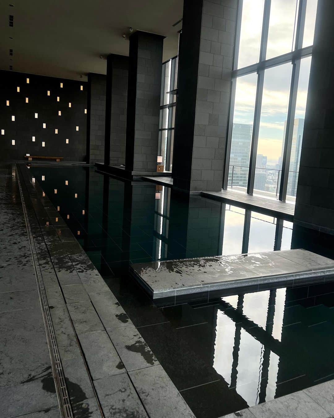 ののさんのインスタグラム写真 - (ののInstagram)「. 同級生と朝のプールで泳いできた ここ温水プールで夜も行ったけど綺麗だったなあ🌃 ホテルのPRじゃないよ #ノーマルカメラ#アマン東京#aman東京 #温水プール#プール#プール付きホテル#ホテルステイ#東京ホテル#ラグジュアリーホテル#リゾートホテル#タビジョ#旅女#水着#水着コーデ#ビキニ#赤ビキニ#水着#三愛水着楽園#ボディメイク#ボディメイク女子#腹筋#腹筋女子#ジム女子#筋トレ女子#ダイエット#ダイエッター#東京#tokyo#abs#amantokyo」10月12日 18時27分 - nonoko0309