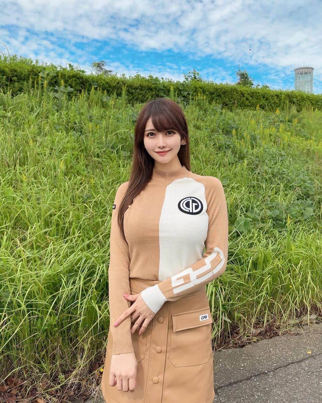 のインスタグラム：「. 🧡🤎🧡 . 秋カラーがかわいいウェア着たよ☺️🍂✨ . こういう薄手のニットトップス好きだな〜🧡 レザーのスカートは柔らかくて動きやすい上に おしゃれ見えして最高！✨ どちらも @cpggolf_official のものだよん🤎 . 泉里香さんと同じルックなの🥺🫶🏻（7枚目） 勝手に嬉しい🫶🏻笑 . . #ゴルフ女子#ゴルフ#ゴルフウェア#シーピージーゴルフ#シーピージー#골프#골프스타그램 #골프웨어 #골프스윙 #高尔夫球 #golf#golflife#golfwear#golfstagram#golfaddict#golfcourse#golfclub#cpggolf#cpgapparel#japanesegirl」