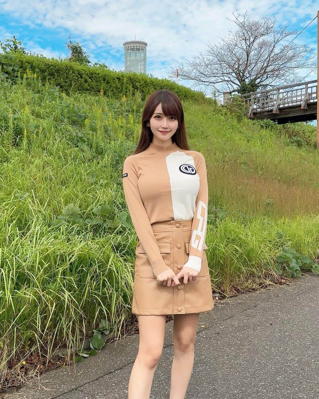 MAYUさんのインスタグラム写真 - (MAYUInstagram)「. 🧡🤎🧡 . 秋カラーがかわいいウェア着たよ☺️🍂✨ . こういう薄手のニットトップス好きだな〜🧡 レザーのスカートは柔らかくて動きやすい上に おしゃれ見えして最高！✨ どちらも @cpggolf_official のものだよん🤎 . 泉里香さんと同じルックなの🥺🫶🏻（7枚目） 勝手に嬉しい🫶🏻笑 . . #ゴルフ女子#ゴルフ#ゴルフウェア#シーピージーゴルフ#シーピージー#골프#골프스타그램 #골프웨어 #골프스윙 #高尔夫球 #golf#golflife#golfwear#golfstagram#golfaddict#golfcourse#golfclub#cpggolf#cpgapparel#japanesegirl」10月12日 18時31分 - mayu.kina_golf