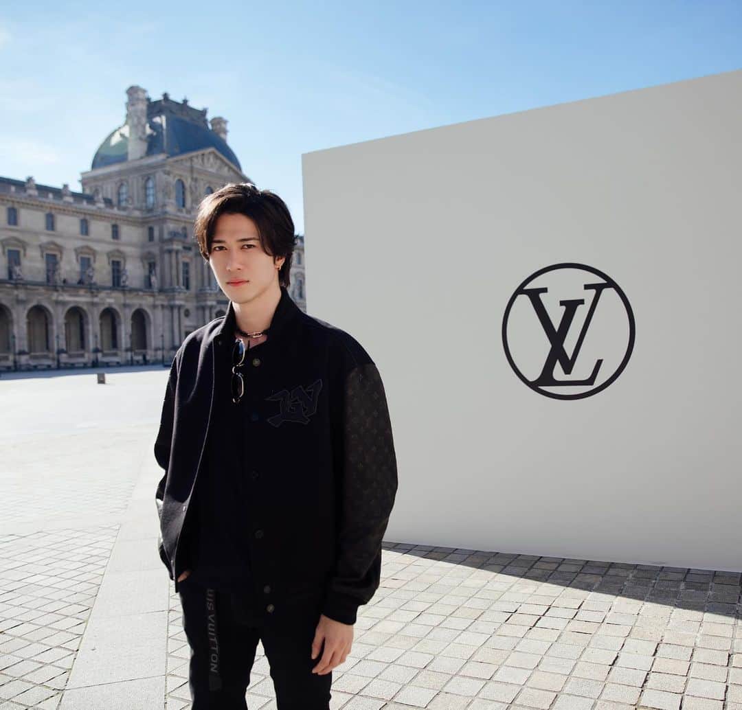 髙石リエムのインスタグラム：「@louisvuitton thanks for having me🫶🏻 ありがとうございます❤️ #lvss23 #lv #louisvuitton #louvremuseum  . . . #parisfashionweek #pfw #パリ #ルイヴィトン #model #artist #モデル #アーティスト #photooftheday #ootd #luxury #ルーブル美術館」