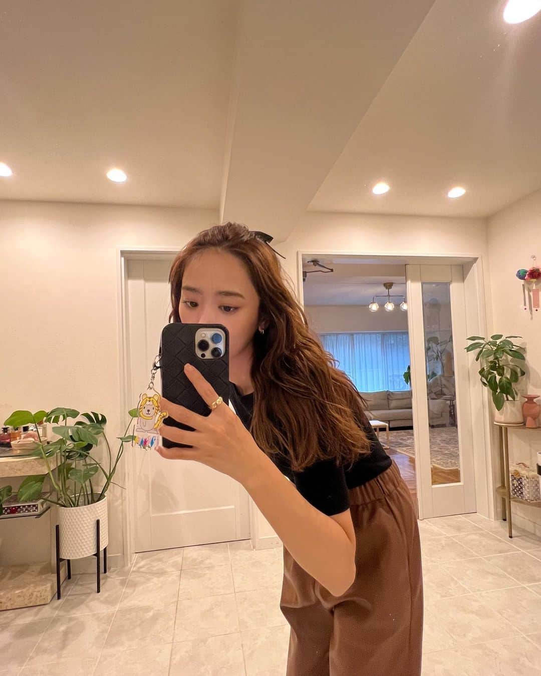 近藤千尋のインスタグラム：「最近のファッションはこんな気分ですな写真たち🤎🍠🤎笑 出ました複数枚投稿。📷💓💓 久々太田家の玄関🏠で。  ふわふわな髪の毛してカジュアルな服もすき！ アレンジが楽しいし お洋服も楽しい季節だなぁ🥰  今日は撮影に娘も見学に来てくれたり 美容院もいけて、眉毛も行けて、 とっても充実した1日でした！💓  よーしっ！あと2日駆け抜けたら 楽しみが待ってるんだ❣️😙  @log_omotesando  @chipieee_ila  基本撮影の後はお団子ヘアでふらふらしてるから、 よく話しかけてもらえます🥰笑😙」