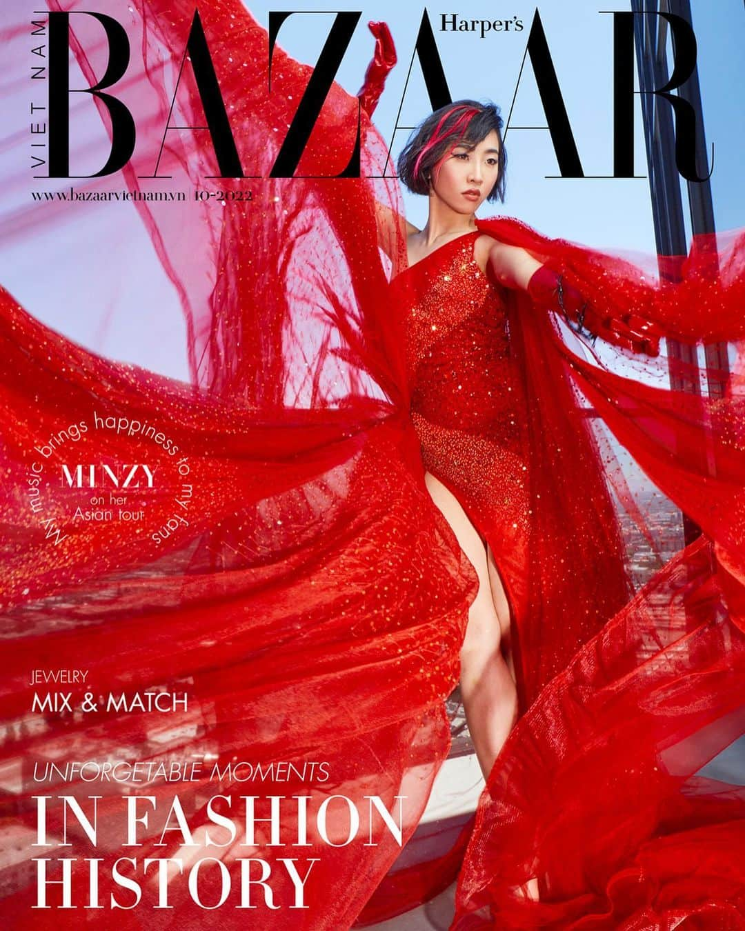 コン・ミンジのインスタグラム：「I had an amazing time with @bazaarvietnam ♥️ My marvel hero dresses @kennethbarlis_official 🦸🏻」