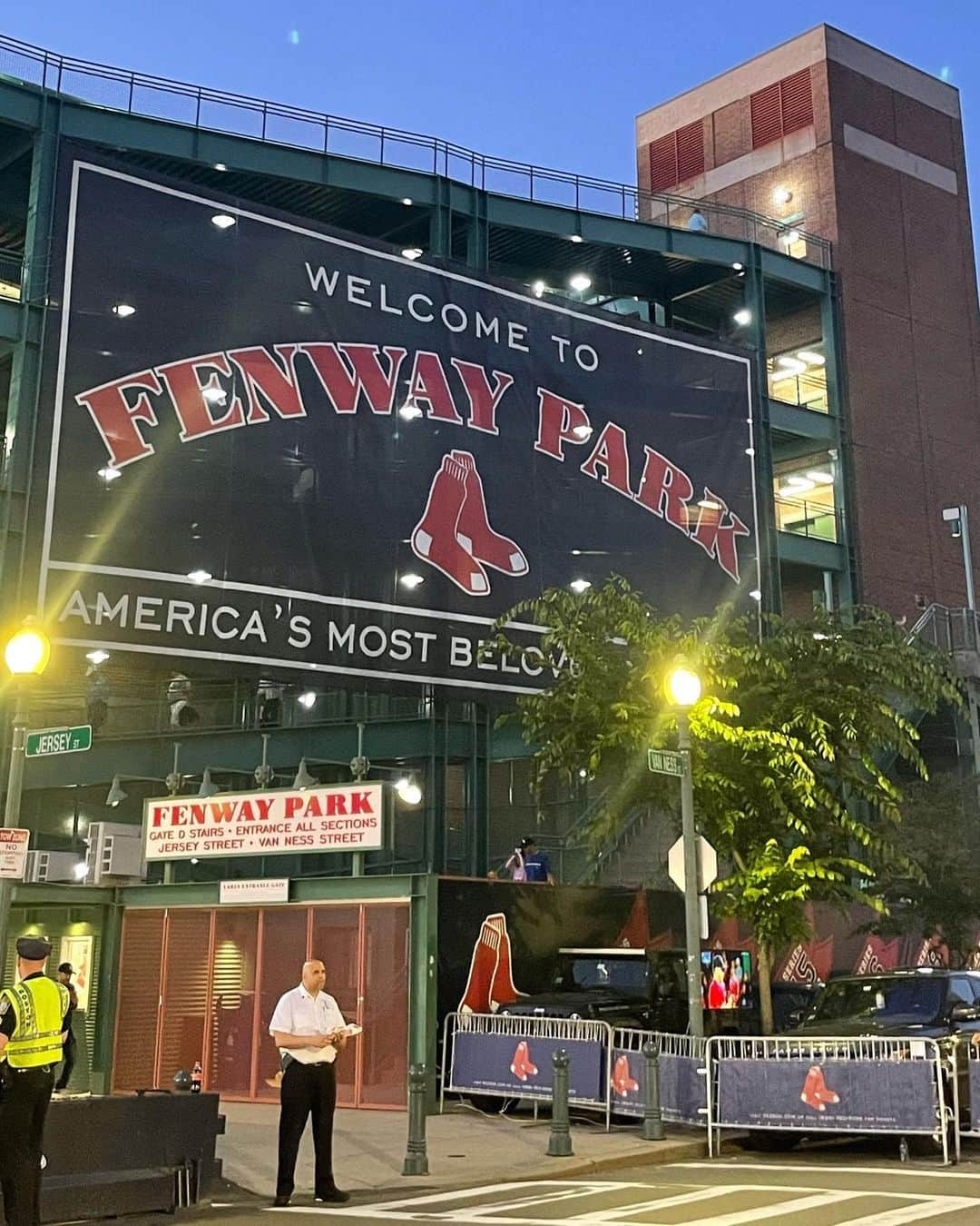 武井玲奈さんのインスタグラム写真 - (武井玲奈Instagram)「@redsox 🇺🇸 初のメジャーリーグ観戦は 興奮、興奮、興奮、♥♥  観客のフレンドリーさや アゲアゲなミュージックのおかげで 野球あまりしらない私でも 最大級に楽しめた⚾️✨  日本でもスポーツ観戦 色々行きたいな〜🧐🧐  あまり行ったことないので オススメのスポーツ観戦あれば 教えてください😊😊  #America #boston  #redsox #majorleague #sportsfestival #infection #時間差投稿にも程がある」10月12日 10時12分 - takeirena