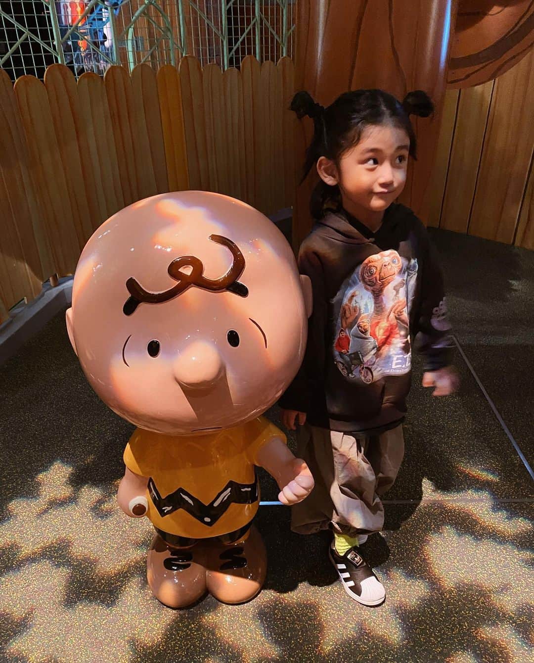 Saki さんのインスタグラム写真 - (Saki Instagram)「ジョアン４回目、 りあん初めてのユニバへ🎢🎪🦖🕷🕸🍿🥤  連休明けの平日を狙ったのに、 今までたっくさんUSJ行って、 いっっちばん、人多くて歩くのもベビーカーぶつかりそうなぐらい、ヤバイ人でした💦💦😅  ジョアン、スパイダーマン乗り物デビューとか、マリオエリアも行きたかったけど、、もぅ人ヤバすぎてメリーゴーランドに1つ🎠乗っただけ💦💦🤣  それ以外はいつものスヌーピー &セサミストリート エリアで自由に遊ばせるだけしかムリやった💦ゲーム系もフード、ドリンクにも20〜40分待ちとかえぐいて💦💦🍿🥤🍖  あまり満喫はできませんでしたー  ジョアンずっとるんるん♫ スキップ移動しながら歩いてご機嫌やったけど、 帰り18時ぴったり過ぎてもうたから出口までの通り道にゾンビ🧟‍♀️🧟出現エリアでもぅ、パニックになるぐらい泣き叫んで怖がってた💦💦🤣 『ギャ〰️〰️こわいよぉ〰️〰️あっち行け〰️〰️🧟🧟‍♀️みんな逃げて〰️〰️食べられるよぉ〰️〰️💦💦はやく！あっち！！お家帰るぅう〰️〰️💦💦』  トラウマなるな💦🤣 そのあと夜ご飯予約してたから 食べて帰ったけど、ずっとテンションだだ下がりで一言も喋らへんかった💦🤣ごめんやん、、🙏笑  ホラー好きやけど、やっぱ怖いもんやとと分かってるから嫌やったね🧟‍♀️🧟　　ピエロ🤡とか見せたかったけど、もぅ泣き過ぎて可哀想やからすぐ出口向かった笑  #USJ #universalstudiosjapan #ユニバ　#ユニバーサルスタジオジャパン」10月12日 10時14分 - saki1011