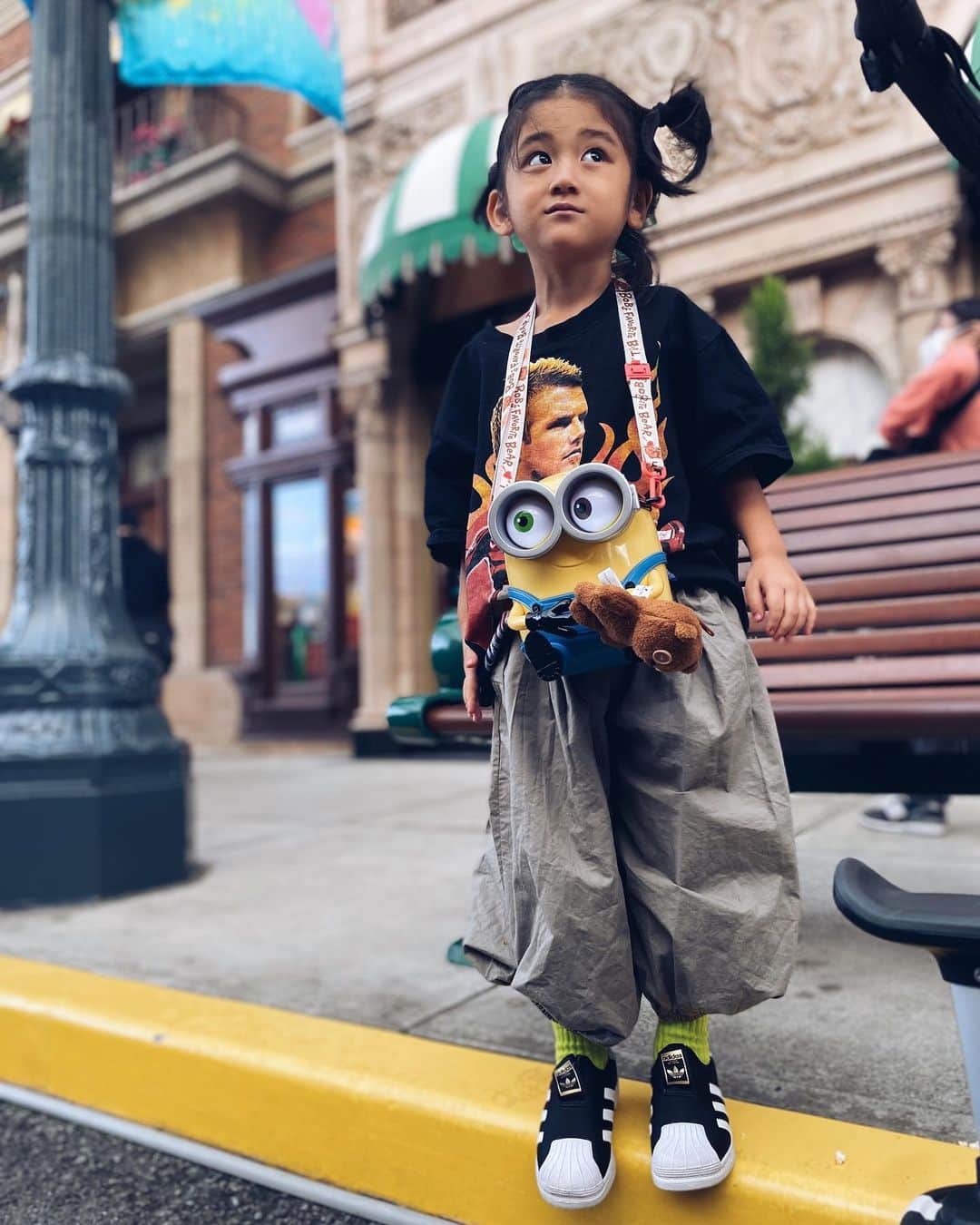 Saki さんのインスタグラム写真 - (Saki Instagram)「ジョアン４回目、 りあん初めてのユニバへ🎢🎪🦖🕷🕸🍿🥤  連休明けの平日を狙ったのに、 今までたっくさんUSJ行って、 いっっちばん、人多くて歩くのもベビーカーぶつかりそうなぐらい、ヤバイ人でした💦💦😅  ジョアン、スパイダーマン乗り物デビューとか、マリオエリアも行きたかったけど、、もぅ人ヤバすぎてメリーゴーランドに1つ🎠乗っただけ💦💦🤣  それ以外はいつものスヌーピー &セサミストリート エリアで自由に遊ばせるだけしかムリやった💦ゲーム系もフード、ドリンクにも20〜40分待ちとかえぐいて💦💦🍿🥤🍖  あまり満喫はできませんでしたー  ジョアンずっとるんるん♫ スキップ移動しながら歩いてご機嫌やったけど、 帰り18時ぴったり過ぎてもうたから出口までの通り道にゾンビ🧟‍♀️🧟出現エリアでもぅ、パニックになるぐらい泣き叫んで怖がってた💦💦🤣 『ギャ〰️〰️こわいよぉ〰️〰️あっち行け〰️〰️🧟🧟‍♀️みんな逃げて〰️〰️食べられるよぉ〰️〰️💦💦はやく！あっち！！お家帰るぅう〰️〰️💦💦』  トラウマなるな💦🤣 そのあと夜ご飯予約してたから 食べて帰ったけど、ずっとテンションだだ下がりで一言も喋らへんかった💦🤣ごめんやん、、🙏笑  ホラー好きやけど、やっぱ怖いもんやとと分かってるから嫌やったね🧟‍♀️🧟　　ピエロ🤡とか見せたかったけど、もぅ泣き過ぎて可哀想やからすぐ出口向かった笑  #USJ #universalstudiosjapan #ユニバ　#ユニバーサルスタジオジャパン」10月12日 10時14分 - saki1011