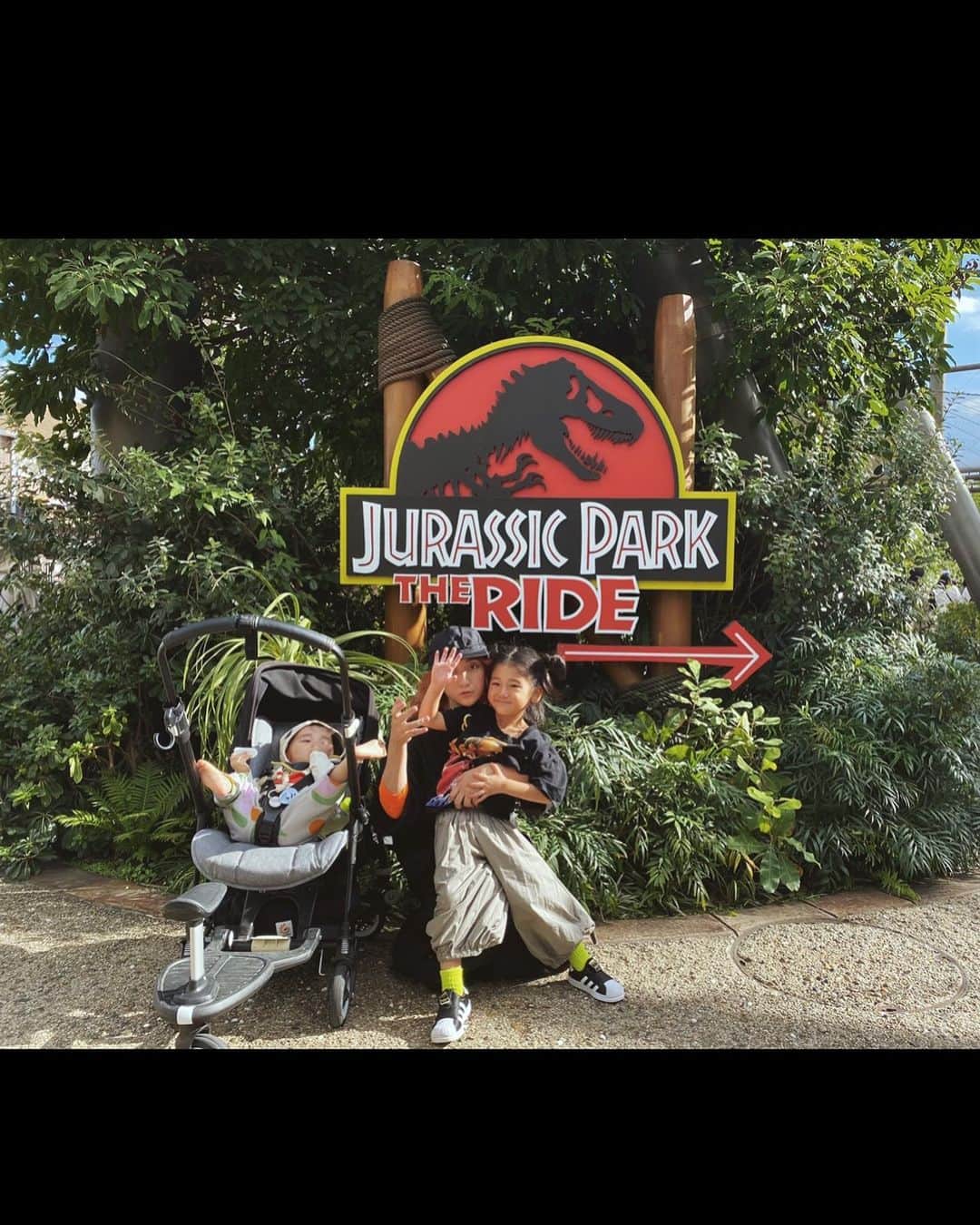 Saki さんのインスタグラム写真 - (Saki Instagram)「ジョアン４回目、 りあん初めてのユニバへ🎢🎪🦖🕷🕸🍿🥤  連休明けの平日を狙ったのに、 今までたっくさんUSJ行って、 いっっちばん、人多くて歩くのもベビーカーぶつかりそうなぐらい、ヤバイ人でした💦💦😅  ジョアン、スパイダーマン乗り物デビューとか、マリオエリアも行きたかったけど、、もぅ人ヤバすぎてメリーゴーランドに1つ🎠乗っただけ💦💦🤣  それ以外はいつものスヌーピー &セサミストリート エリアで自由に遊ばせるだけしかムリやった💦ゲーム系もフード、ドリンクにも20〜40分待ちとかえぐいて💦💦🍿🥤🍖  あまり満喫はできませんでしたー  ジョアンずっとるんるん♫ スキップ移動しながら歩いてご機嫌やったけど、 帰り18時ぴったり過ぎてもうたから出口までの通り道にゾンビ🧟‍♀️🧟出現エリアでもぅ、パニックになるぐらい泣き叫んで怖がってた💦💦🤣 『ギャ〰️〰️こわいよぉ〰️〰️あっち行け〰️〰️🧟🧟‍♀️みんな逃げて〰️〰️食べられるよぉ〰️〰️💦💦はやく！あっち！！お家帰るぅう〰️〰️💦💦』  トラウマなるな💦🤣 そのあと夜ご飯予約してたから 食べて帰ったけど、ずっとテンションだだ下がりで一言も喋らへんかった💦🤣ごめんやん、、🙏笑  ホラー好きやけど、やっぱ怖いもんやとと分かってるから嫌やったね🧟‍♀️🧟　　ピエロ🤡とか見せたかったけど、もぅ泣き過ぎて可哀想やからすぐ出口向かった笑  #USJ #universalstudiosjapan #ユニバ　#ユニバーサルスタジオジャパン」10月12日 10時14分 - saki1011