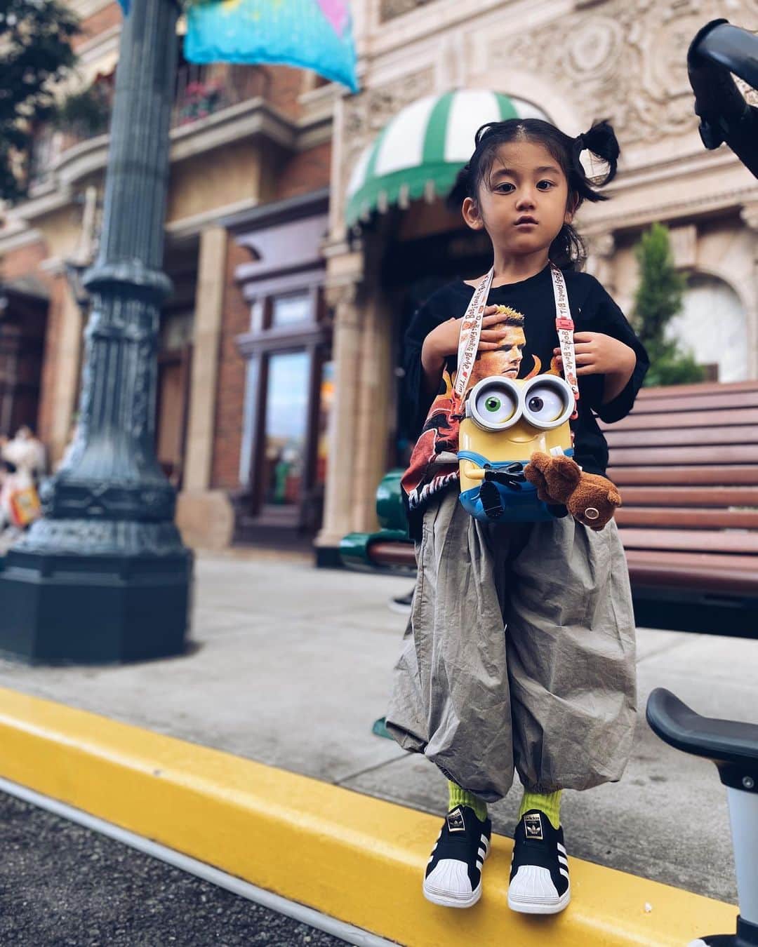 Saki さんのインスタグラム写真 - (Saki Instagram)「ジョアン４回目、 りあん初めてのユニバへ🎢🎪🦖🕷🕸🍿🥤  連休明けの平日を狙ったのに、 今までたっくさんUSJ行って、 いっっちばん、人多くて歩くのもベビーカーぶつかりそうなぐらい、ヤバイ人でした💦💦😅  ジョアン、スパイダーマン乗り物デビューとか、マリオエリアも行きたかったけど、、もぅ人ヤバすぎてメリーゴーランドに1つ🎠乗っただけ💦💦🤣  それ以外はいつものスヌーピー &セサミストリート エリアで自由に遊ばせるだけしかムリやった💦ゲーム系もフード、ドリンクにも20〜40分待ちとかえぐいて💦💦🍿🥤🍖  あまり満喫はできませんでしたー  ジョアンずっとるんるん♫ スキップ移動しながら歩いてご機嫌やったけど、 帰り18時ぴったり過ぎてもうたから出口までの通り道にゾンビ🧟‍♀️🧟出現エリアでもぅ、パニックになるぐらい泣き叫んで怖がってた💦💦🤣 『ギャ〰️〰️こわいよぉ〰️〰️あっち行け〰️〰️🧟🧟‍♀️みんな逃げて〰️〰️食べられるよぉ〰️〰️💦💦はやく！あっち！！お家帰るぅう〰️〰️💦💦』  トラウマなるな💦🤣 そのあと夜ご飯予約してたから 食べて帰ったけど、ずっとテンションだだ下がりで一言も喋らへんかった💦🤣ごめんやん、、🙏笑  ホラー好きやけど、やっぱ怖いもんやとと分かってるから嫌やったね🧟‍♀️🧟　　ピエロ🤡とか見せたかったけど、もぅ泣き過ぎて可哀想やからすぐ出口向かった笑  #USJ #universalstudiosjapan #ユニバ　#ユニバーサルスタジオジャパン」10月12日 10時14分 - saki1011