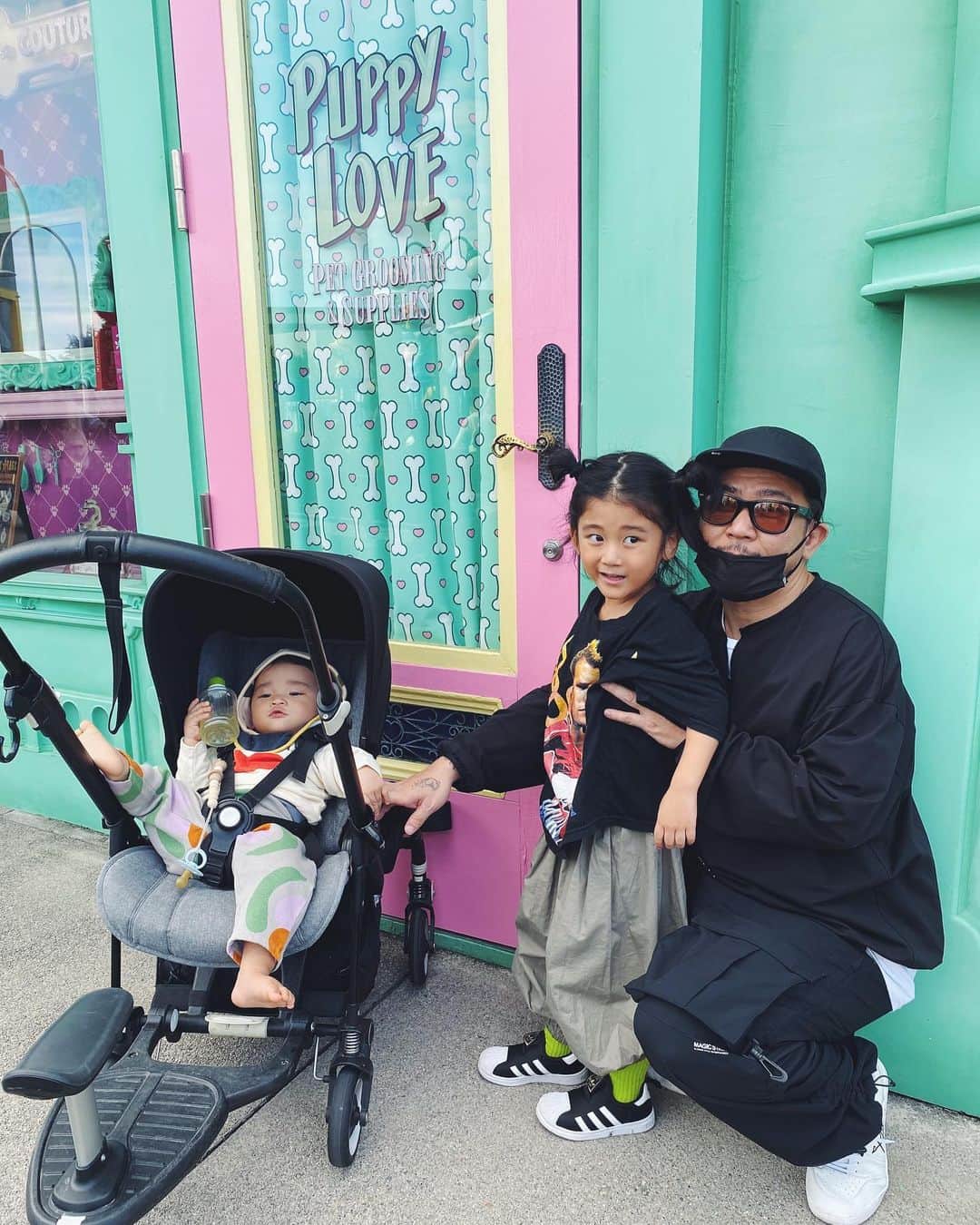 Saki さんのインスタグラム写真 - (Saki Instagram)「ジョアン４回目、 りあん初めてのユニバへ🎢🎪🦖🕷🕸🍿🥤  連休明けの平日を狙ったのに、 今までたっくさんUSJ行って、 いっっちばん、人多くて歩くのもベビーカーぶつかりそうなぐらい、ヤバイ人でした💦💦😅  ジョアン、スパイダーマン乗り物デビューとか、マリオエリアも行きたかったけど、、もぅ人ヤバすぎてメリーゴーランドに1つ🎠乗っただけ💦💦🤣  それ以外はいつものスヌーピー &セサミストリート エリアで自由に遊ばせるだけしかムリやった💦ゲーム系もフード、ドリンクにも20〜40分待ちとかえぐいて💦💦🍿🥤🍖  あまり満喫はできませんでしたー  ジョアンずっとるんるん♫ スキップ移動しながら歩いてご機嫌やったけど、 帰り18時ぴったり過ぎてもうたから出口までの通り道にゾンビ🧟‍♀️🧟出現エリアでもぅ、パニックになるぐらい泣き叫んで怖がってた💦💦🤣 『ギャ〰️〰️こわいよぉ〰️〰️あっち行け〰️〰️🧟🧟‍♀️みんな逃げて〰️〰️食べられるよぉ〰️〰️💦💦はやく！あっち！！お家帰るぅう〰️〰️💦💦』  トラウマなるな💦🤣 そのあと夜ご飯予約してたから 食べて帰ったけど、ずっとテンションだだ下がりで一言も喋らへんかった💦🤣ごめんやん、、🙏笑  ホラー好きやけど、やっぱ怖いもんやとと分かってるから嫌やったね🧟‍♀️🧟　　ピエロ🤡とか見せたかったけど、もぅ泣き過ぎて可哀想やからすぐ出口向かった笑  #USJ #universalstudiosjapan #ユニバ　#ユニバーサルスタジオジャパン」10月12日 10時14分 - saki1011