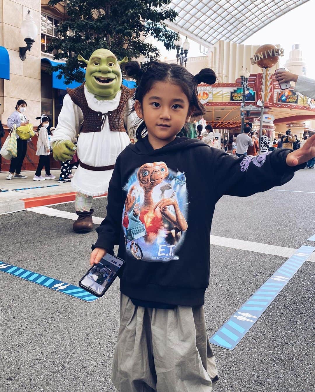 Saki さんのインスタグラム写真 - (Saki Instagram)「ジョアン４回目、 りあん初めてのユニバへ🎢🎪🦖🕷🕸🍿🥤  連休明けの平日を狙ったのに、 今までたっくさんUSJ行って、 いっっちばん、人多くて歩くのもベビーカーぶつかりそうなぐらい、ヤバイ人でした💦💦😅  ジョアン、スパイダーマン乗り物デビューとか、マリオエリアも行きたかったけど、、もぅ人ヤバすぎてメリーゴーランドに1つ🎠乗っただけ💦💦🤣  それ以外はいつものスヌーピー &セサミストリート エリアで自由に遊ばせるだけしかムリやった💦ゲーム系もフード、ドリンクにも20〜40分待ちとかえぐいて💦💦🍿🥤🍖  あまり満喫はできませんでしたー  ジョアンずっとるんるん♫ スキップ移動しながら歩いてご機嫌やったけど、 帰り18時ぴったり過ぎてもうたから出口までの通り道にゾンビ🧟‍♀️🧟出現エリアでもぅ、パニックになるぐらい泣き叫んで怖がってた💦💦🤣 『ギャ〰️〰️こわいよぉ〰️〰️あっち行け〰️〰️🧟🧟‍♀️みんな逃げて〰️〰️食べられるよぉ〰️〰️💦💦はやく！あっち！！お家帰るぅう〰️〰️💦💦』  トラウマなるな💦🤣 そのあと夜ご飯予約してたから 食べて帰ったけど、ずっとテンションだだ下がりで一言も喋らへんかった💦🤣ごめんやん、、🙏笑  ホラー好きやけど、やっぱ怖いもんやとと分かってるから嫌やったね🧟‍♀️🧟　　ピエロ🤡とか見せたかったけど、もぅ泣き過ぎて可哀想やからすぐ出口向かった笑  #USJ #universalstudiosjapan #ユニバ　#ユニバーサルスタジオジャパン」10月12日 10時14分 - saki1011