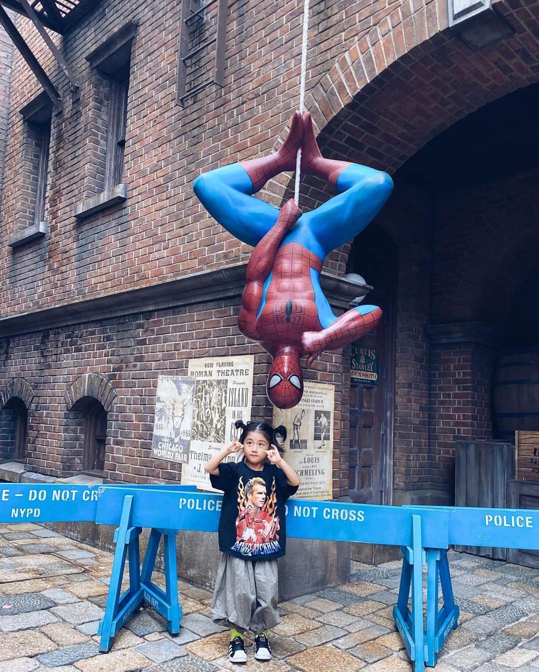 Saki さんのインスタグラム写真 - (Saki Instagram)「ジョアン４回目、 りあん初めてのユニバへ🎢🎪🦖🕷🕸🍿🥤  連休明けの平日を狙ったのに、 今までたっくさんUSJ行って、 いっっちばん、人多くて歩くのもベビーカーぶつかりそうなぐらい、ヤバイ人でした💦💦😅  ジョアン、スパイダーマン乗り物デビューとか、マリオエリアも行きたかったけど、、もぅ人ヤバすぎてメリーゴーランドに1つ🎠乗っただけ💦💦🤣  それ以外はいつものスヌーピー &セサミストリート エリアで自由に遊ばせるだけしかムリやった💦ゲーム系もフード、ドリンクにも20〜40分待ちとかえぐいて💦💦🍿🥤🍖  あまり満喫はできませんでしたー  ジョアンずっとるんるん♫ スキップ移動しながら歩いてご機嫌やったけど、 帰り18時ぴったり過ぎてもうたから出口までの通り道にゾンビ🧟‍♀️🧟出現エリアでもぅ、パニックになるぐらい泣き叫んで怖がってた💦💦🤣 『ギャ〰️〰️こわいよぉ〰️〰️あっち行け〰️〰️🧟🧟‍♀️みんな逃げて〰️〰️食べられるよぉ〰️〰️💦💦はやく！あっち！！お家帰るぅう〰️〰️💦💦』  トラウマなるな💦🤣 そのあと夜ご飯予約してたから 食べて帰ったけど、ずっとテンションだだ下がりで一言も喋らへんかった💦🤣ごめんやん、、🙏笑  ホラー好きやけど、やっぱ怖いもんやとと分かってるから嫌やったね🧟‍♀️🧟　　ピエロ🤡とか見せたかったけど、もぅ泣き過ぎて可哀想やからすぐ出口向かった笑  #USJ #universalstudiosjapan #ユニバ　#ユニバーサルスタジオジャパン」10月12日 10時14分 - saki1011