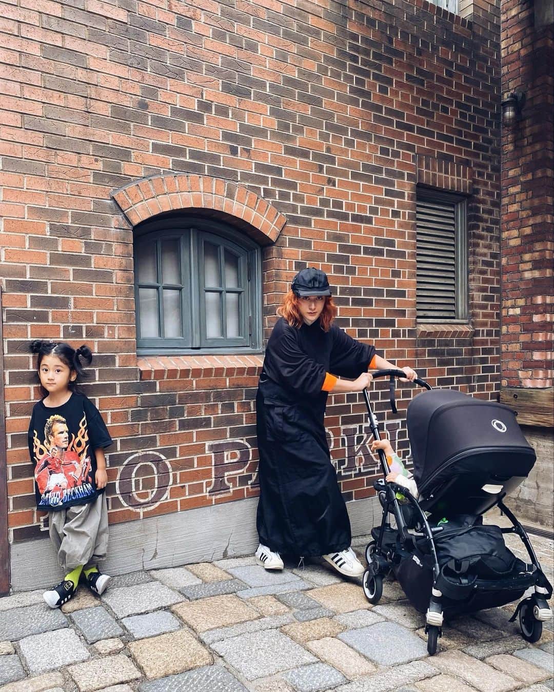 Saki のインスタグラム：「ジョアン４回目、 りあん初めてのユニバへ🎢🎪🦖🕷🕸🍿🥤  連休明けの平日を狙ったのに、 今までたっくさんUSJ行って、 いっっちばん、人多くて歩くのもベビーカーぶつかりそうなぐらい、ヤバイ人でした💦💦😅  ジョアン、スパイダーマン乗り物デビューとか、マリオエリアも行きたかったけど、、もぅ人ヤバすぎてメリーゴーランドに1つ🎠乗っただけ💦💦🤣  それ以外はいつものスヌーピー &セサミストリート エリアで自由に遊ばせるだけしかムリやった💦ゲーム系もフード、ドリンクにも20〜40分待ちとかえぐいて💦💦🍿🥤🍖  あまり満喫はできませんでしたー  ジョアンずっとるんるん♫ スキップ移動しながら歩いてご機嫌やったけど、 帰り18時ぴったり過ぎてもうたから出口までの通り道にゾンビ🧟‍♀️🧟出現エリアでもぅ、パニックになるぐらい泣き叫んで怖がってた💦💦🤣 『ギャ〰️〰️こわいよぉ〰️〰️あっち行け〰️〰️🧟🧟‍♀️みんな逃げて〰️〰️食べられるよぉ〰️〰️💦💦はやく！あっち！！お家帰るぅう〰️〰️💦💦』  トラウマなるな💦🤣 そのあと夜ご飯予約してたから 食べて帰ったけど、ずっとテンションだだ下がりで一言も喋らへんかった💦🤣ごめんやん、、🙏笑  ホラー好きやけど、やっぱ怖いもんやとと分かってるから嫌やったね🧟‍♀️🧟　　ピエロ🤡とか見せたかったけど、もぅ泣き過ぎて可哀想やからすぐ出口向かった笑  #USJ #universalstudiosjapan #ユニバ　#ユニバーサルスタジオジャパン」