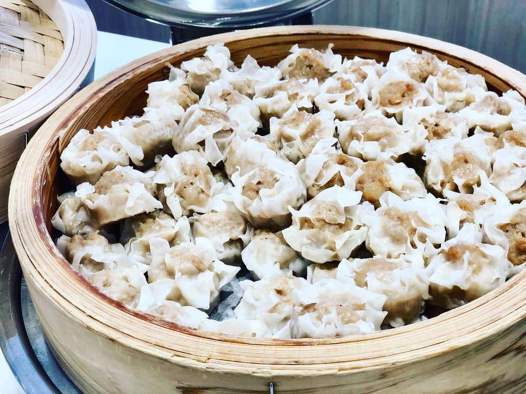 たつをのインスタグラム：「とある晩御飯！ ・ 子供の頃、南港に釣りに行くたびに大きな太陽の船って感動していました。 ・ 大人になって初めて乗りましたけど、ゆっくり移動するのもなかなか贅沢ですね♪ ・ そんなさんふらわあでの晩御飯はブッフェスタイルでした。 ・ シューマイめっちゃ食べたよ♪ ・ ・ #さんふらわあ  #とある #晩御飯 #大阪 #南港 #atc #フェリー  #鹿児島 #志布志 #船旅  #食べ放題 #ブッフェ #しゅうまい #スイーツ #飲み放題  #全国旅行支援 #お得 #セール」