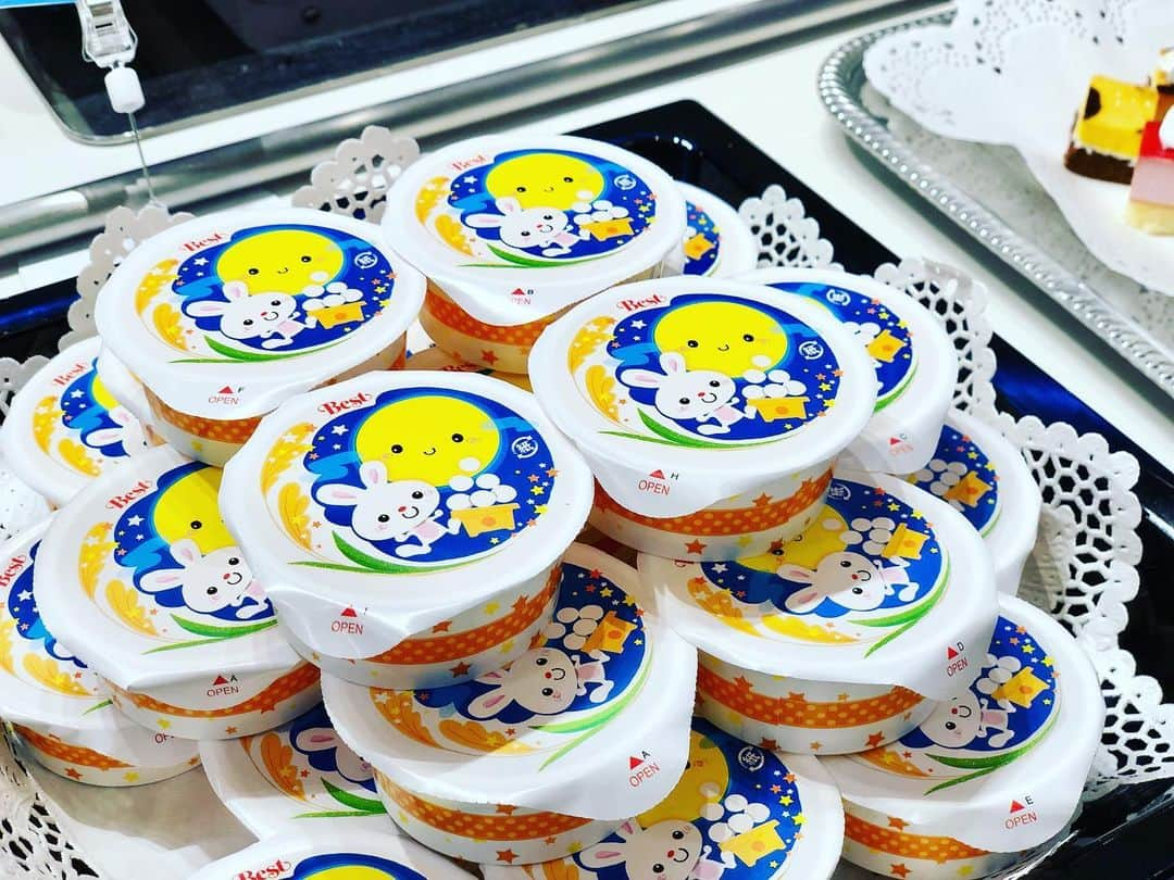 たつをさんのインスタグラム写真 - (たつをInstagram)「とある晩御飯！ ・ 子供の頃、南港に釣りに行くたびに大きな太陽の船って感動していました。 ・ 大人になって初めて乗りましたけど、ゆっくり移動するのもなかなか贅沢ですね♪ ・ そんなさんふらわあでの晩御飯はブッフェスタイルでした。 ・ シューマイめっちゃ食べたよ♪ ・ ・ #さんふらわあ  #とある #晩御飯 #大阪 #南港 #atc #フェリー  #鹿児島 #志布志 #船旅  #食べ放題 #ブッフェ #しゅうまい #スイーツ #飲み放題  #全国旅行支援 #お得 #セール」10月12日 11時10分 - tatsuwo31