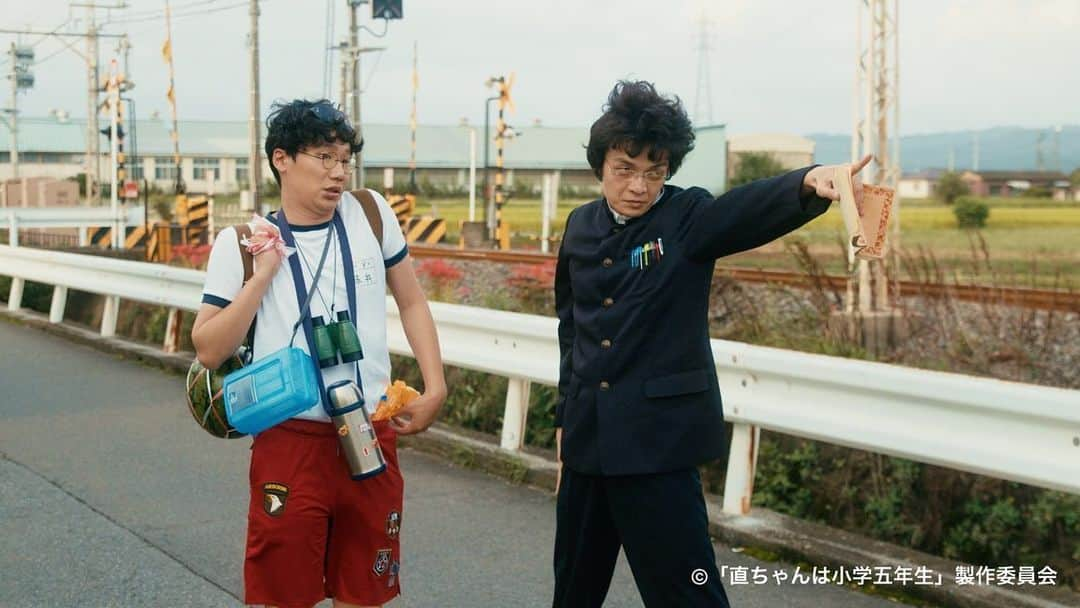 直ちゃんは小学三年生【公式】のインスタグラム：「きょう深夜1:00からは、#直ちゃんは小学五年生 後編の放送です🧢  前作、#直ちゃんは小学三年生 から2年後、福島から帰ってきたてつちんだったが、直ちゃん達が見慣れないおなけんと楽しそうに遊ぶ姿を見てしまう…。  ぜひご覧ください😌  #杉野遥亮 #渡邊圭祐 #前原滉 #竹原ピストル  #岡山天音 #ウエンツ瑛士」