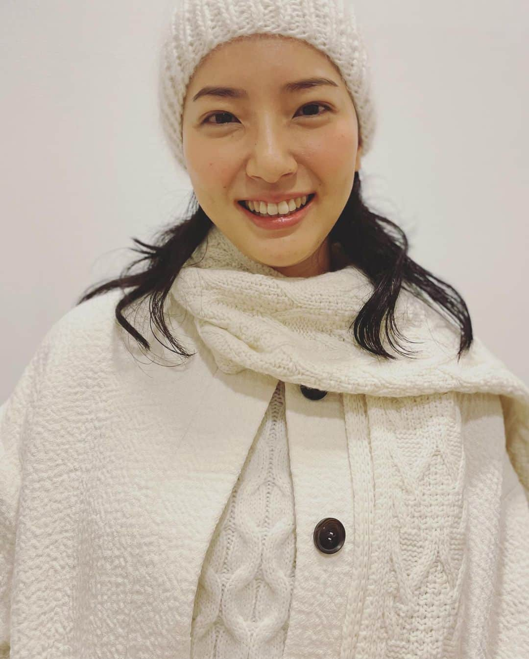 森郁月さんのインスタグラム写真 - (森郁月Instagram)「ダンロップ🛞テレビCM公開中❄️ ⁡ ダンロップ2022年冬シーズン⛄️ DUNLOP TYREGRAPH 篇 ALL SEASON MAXX AS1 がただ今公開中です！ ⁡ 告知が遅れてしまい… もう見かけた方もいらっしゃるかも😄💦 ⁡ リンク飛べないですが🙏 ダンロップ公式サイトCMギャラリー↓ https://tyre.dunlop.co.jp/brand/ad/# ⁡ YouTubeのダンロップ公式チャンネル↓ https://youtu.be/Ym2Uvz82LxQ ⁡ からも視聴できますので、 ぜひチェックしてみてください〜✨ ⁡ 「オールシーズンタイヤ」とは、 一年中、四季を通じて 装着することを目的とした 全天候型のタイヤ！ 夏と冬でタイヤ交換が面倒という方には とっても便利でおすすめです🚗³₃ ⁡ 詳しくは公式サイト ALL SEASON MAXX AS1からぜひ↓↓ https://tyre.dunlop.co.jp/tyre/lineup/allseason/ ⁡ #ダンロップ #DUNLOP #CM #テレビCM #タイヤ #オールシーズンタイヤ #ALLSEASONMAXXAS1」10月12日 11時34分 - katsukimori1227