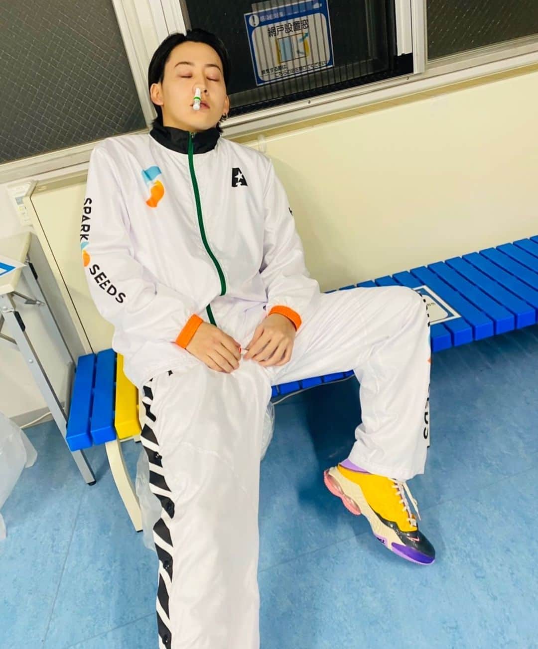牧島輝のインスタグラム：「『ACTORS☆LEAGUE in Basketball 2022』  SPARKSEEDS 勝利することができました！！皆様の応援、本当に心強かったです。ありがとうございました！  何度も言うけど、みんな本当にかっこよかった！！敵とか味方とか関係なく何度も何度も感動しました。  俺も得点決めれて嬉しかった！ 地味だけど、ディフェンスめっちゃ頑張った！！！ディーフェンス！！ 後半ジャンプシュート全然入らなくて悔しかったー。力みまくってた。笑  声出しすぎて声枯れた😂 身体もバキバキ。でも充実感。 本当楽しかった！！  写真は、岡さんに頂いた鼻スースーするやつで試合前の緊張をほぐしている自分です。 北村諒さんが撮ってくれました。  #アクターズリーグ2022  #バスケットボール #basketball #sparkseeds」