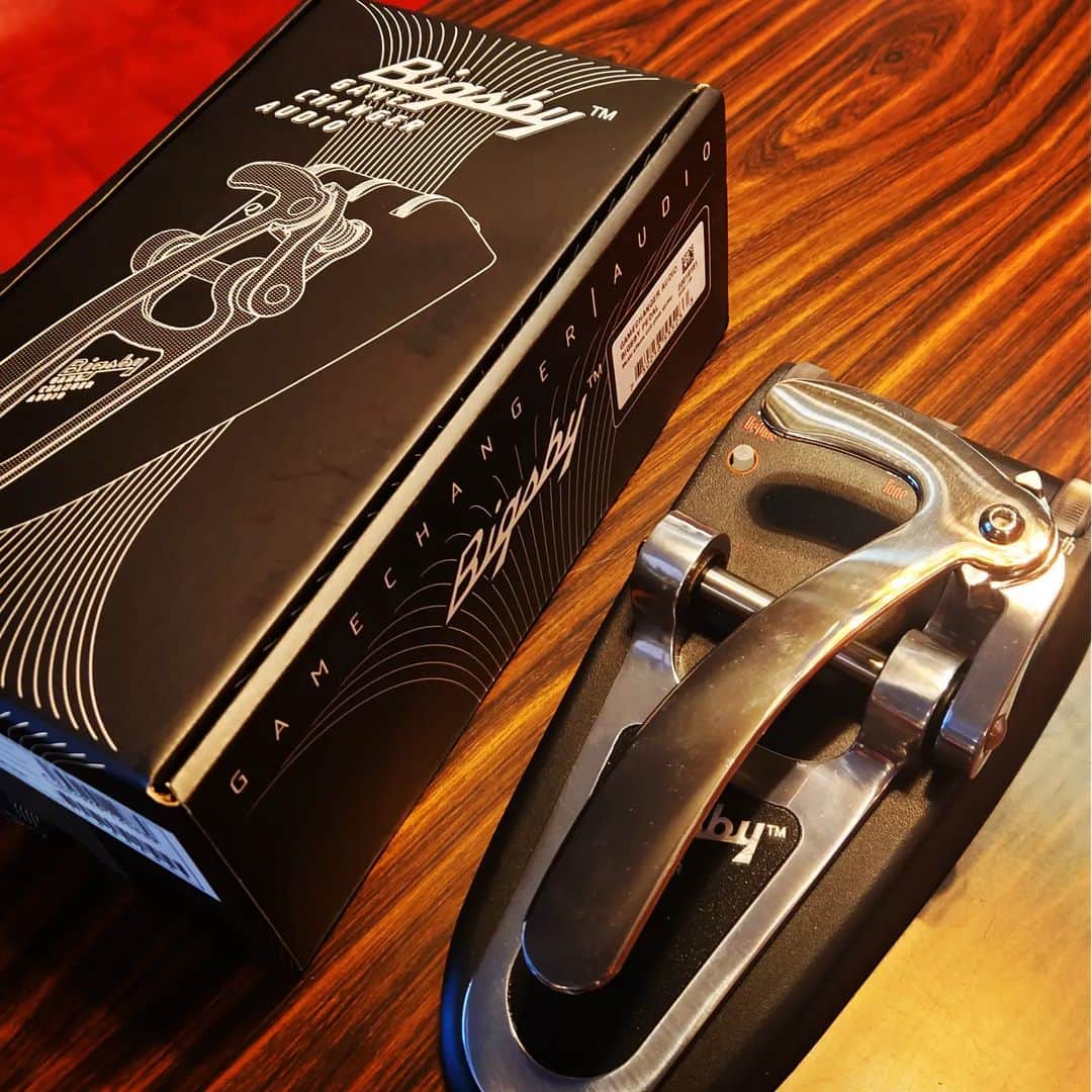 鈴木Daichi秀行のインスタグラム：「やっと買えたどー  #gamechangeraudio #bigsby #pedal https://www.minet.jp/brand/gamechangeraudio/bigsby_pedal/」