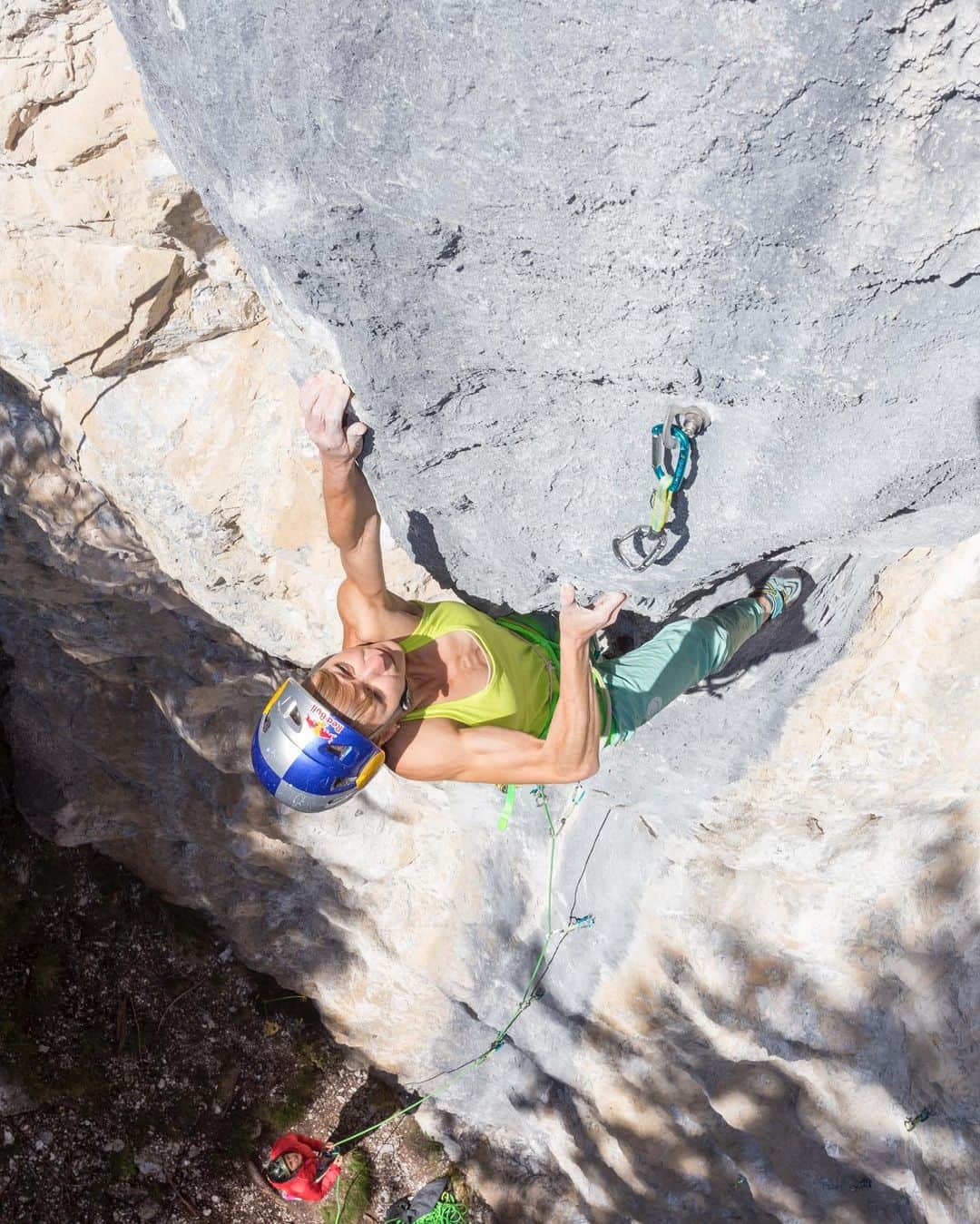 アンジェラ・アイターのインスタグラム：「Autumn provides us climbers with good conditions. Are you currently working on your projects or preparing for the goals for the next year? • 📷 @outdoorregionimst /: Günter Durner #verleihtflügel @outdoorregionimst @lasportivagram @team_edelrid」