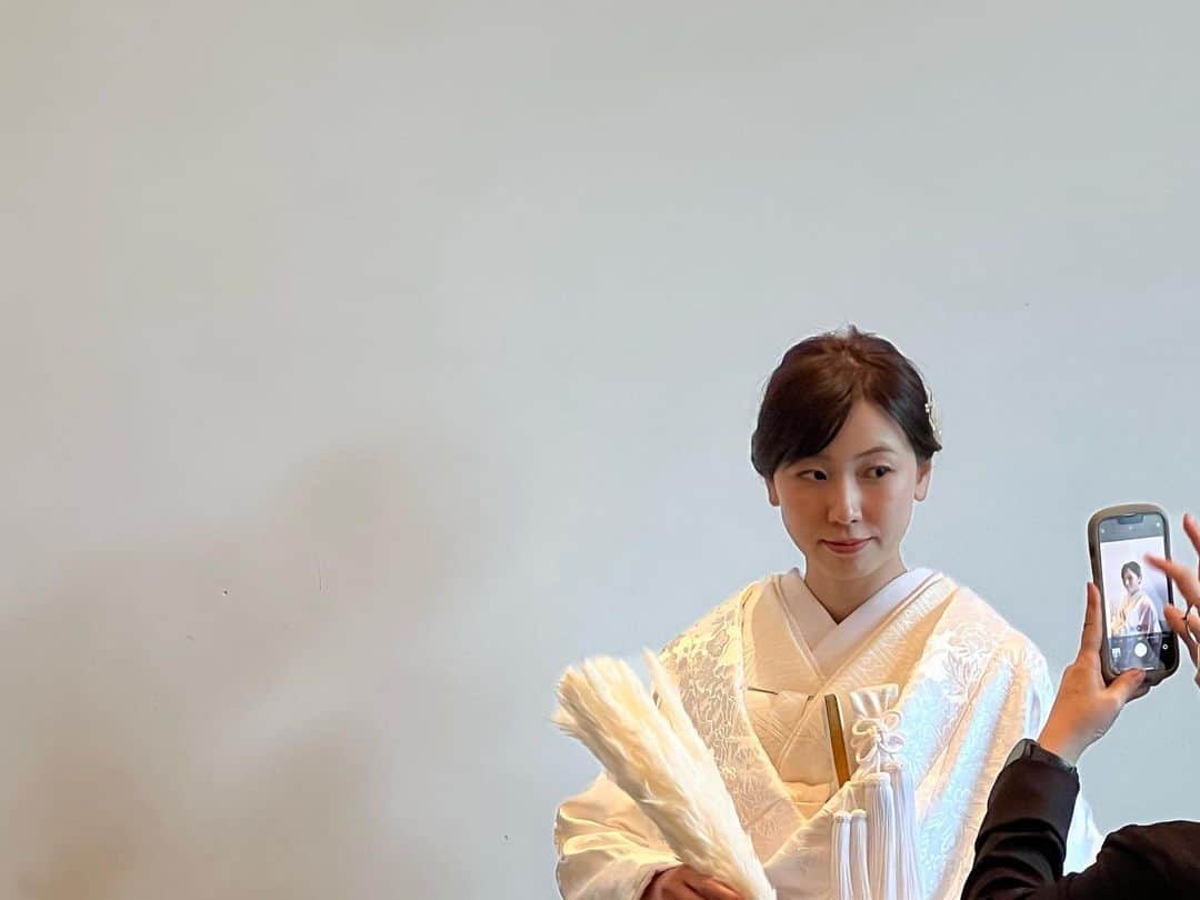 常住真菜のインスタグラム：「お気に入り·͜· ♡  早く前撮りデータ届かないかなぁ𓂃◌𓈒𓐍  ポーズもメイクもかなり希望詰め込んでPDFにまとめて送ったらこんなに詳細に送ってくる人珍しいですと言われた笑  #前撮り #白無垢 #白無垢前撮り #和装前撮り #和装ヘア #プレ花嫁 #プレ花嫁さんと繋がりたい #プラコレ #dressy花嫁 #美花嫁図鑑 #farnyレポ」